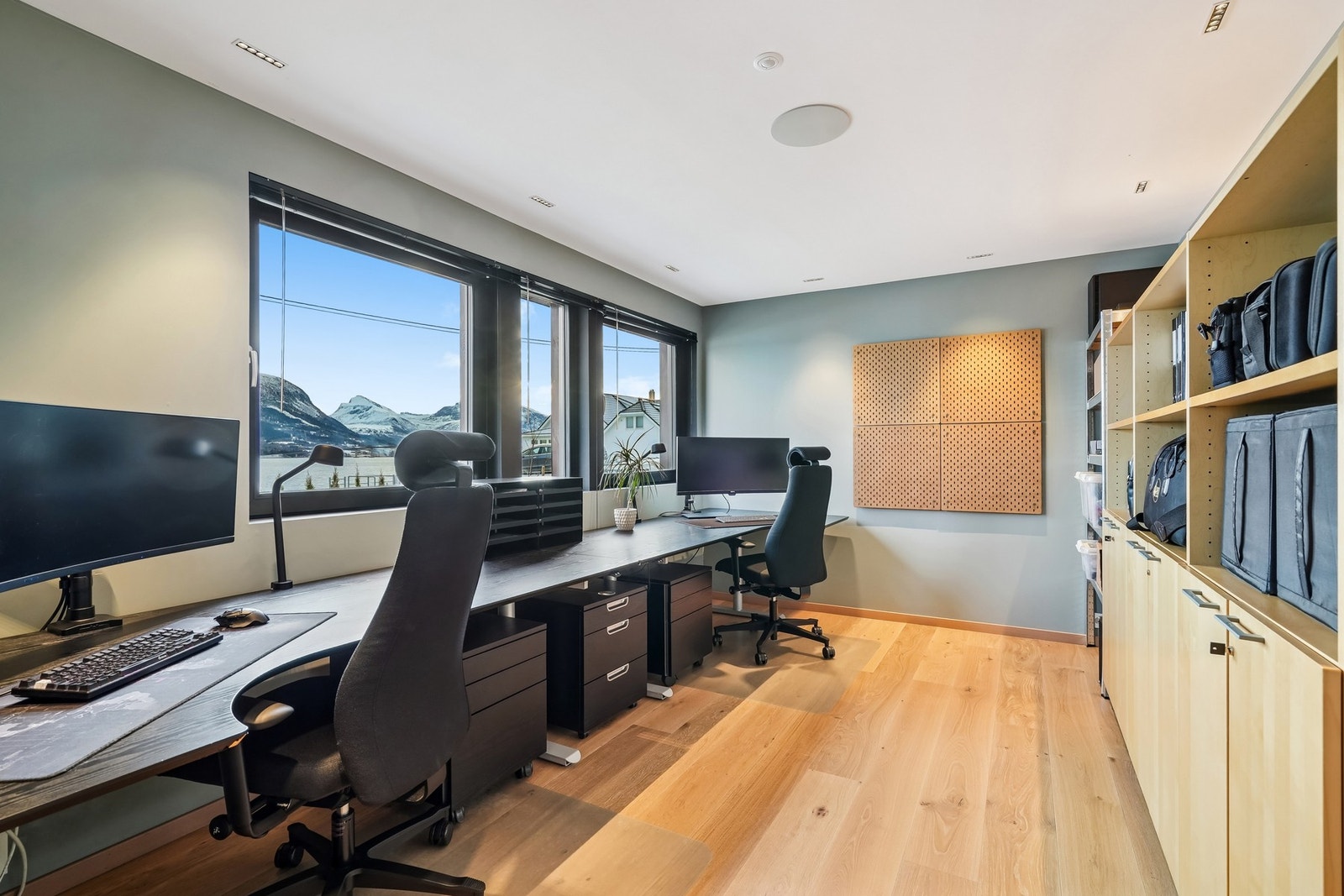 Soverom i 1.etasje på 13 m2. Rommet er innredet og brukt som kontor Galleribilde