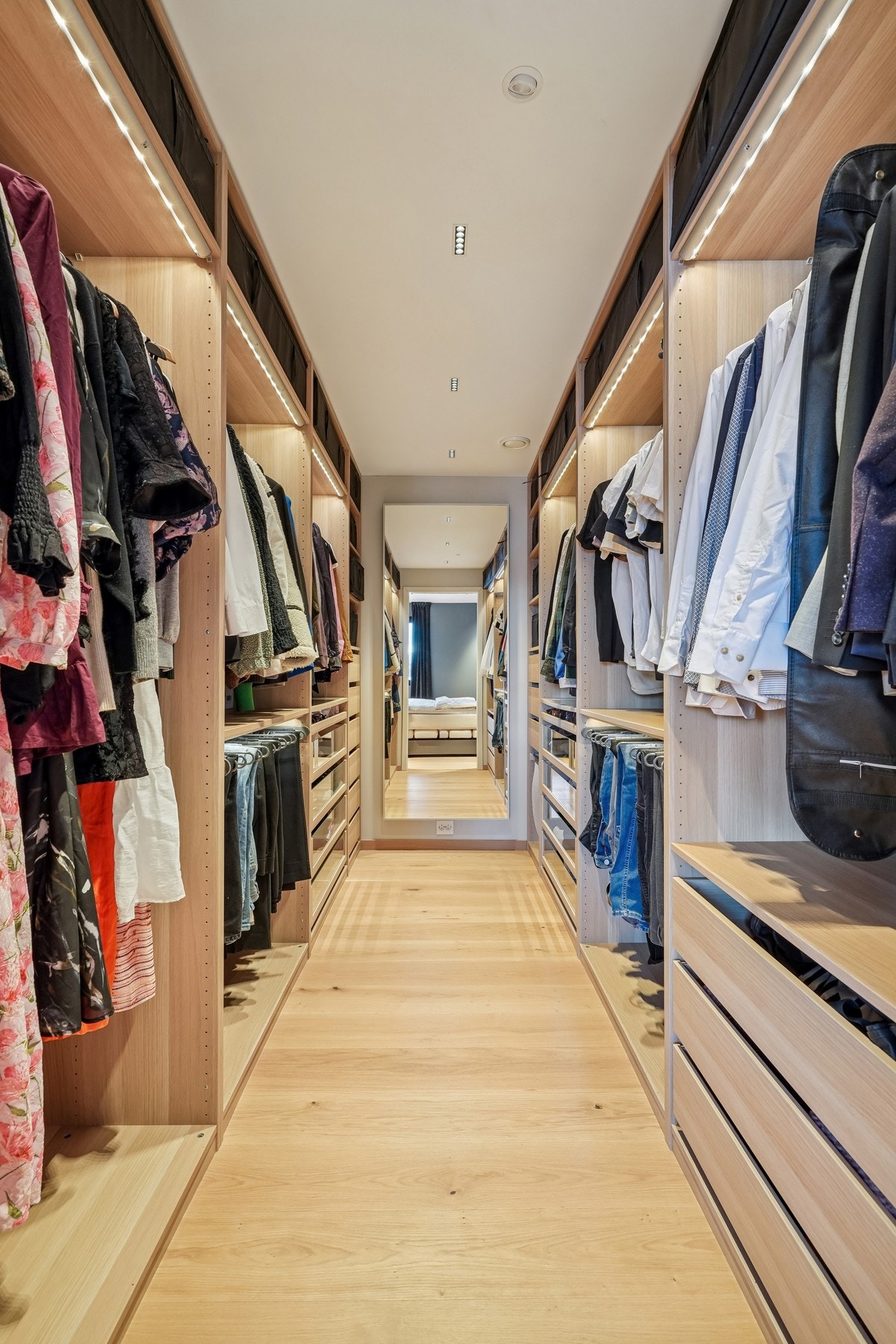 Romslig garderoberom Galleribilde