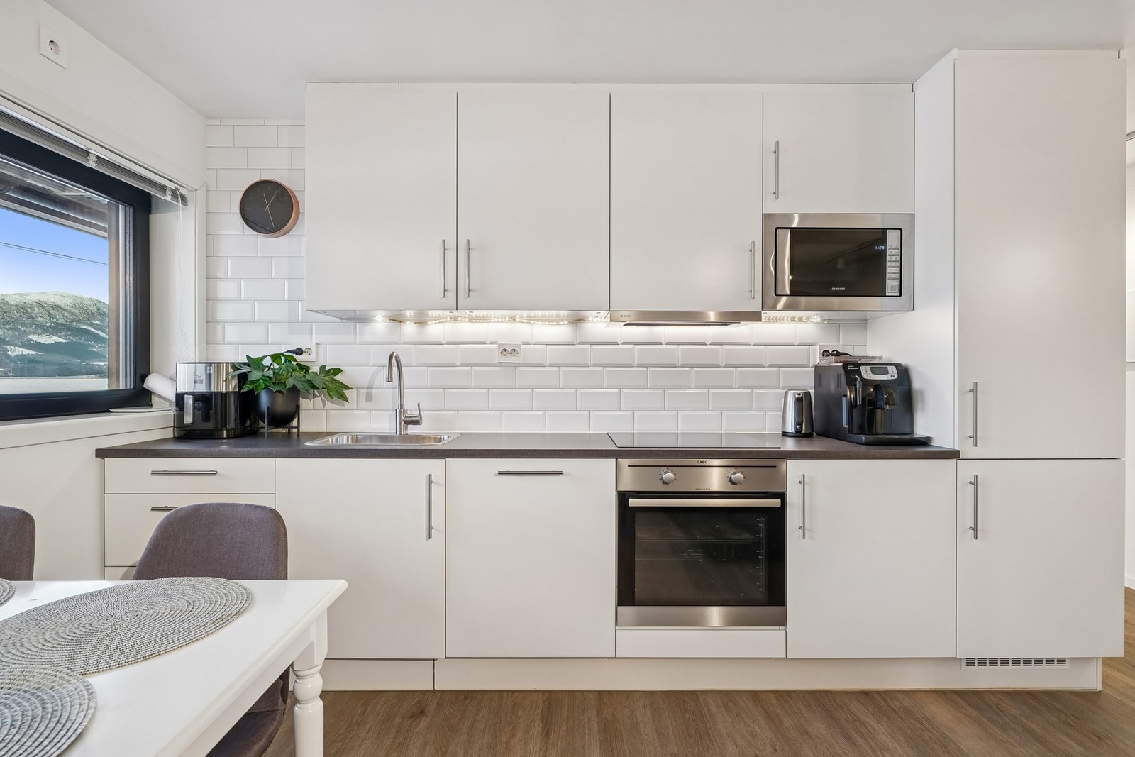 Stue og kjøkken i åpen løsning Galleribilde