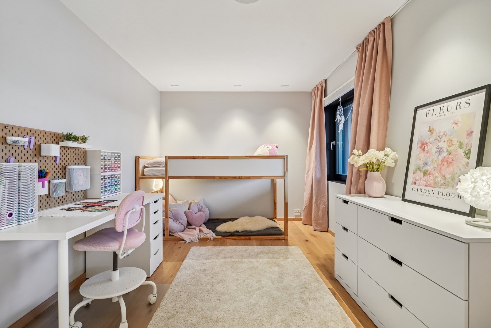 Rom i 1.etasje byggemeldt som kontor, men innredet og brukt som soverom. Rommet er 14 m2 Galleribilde