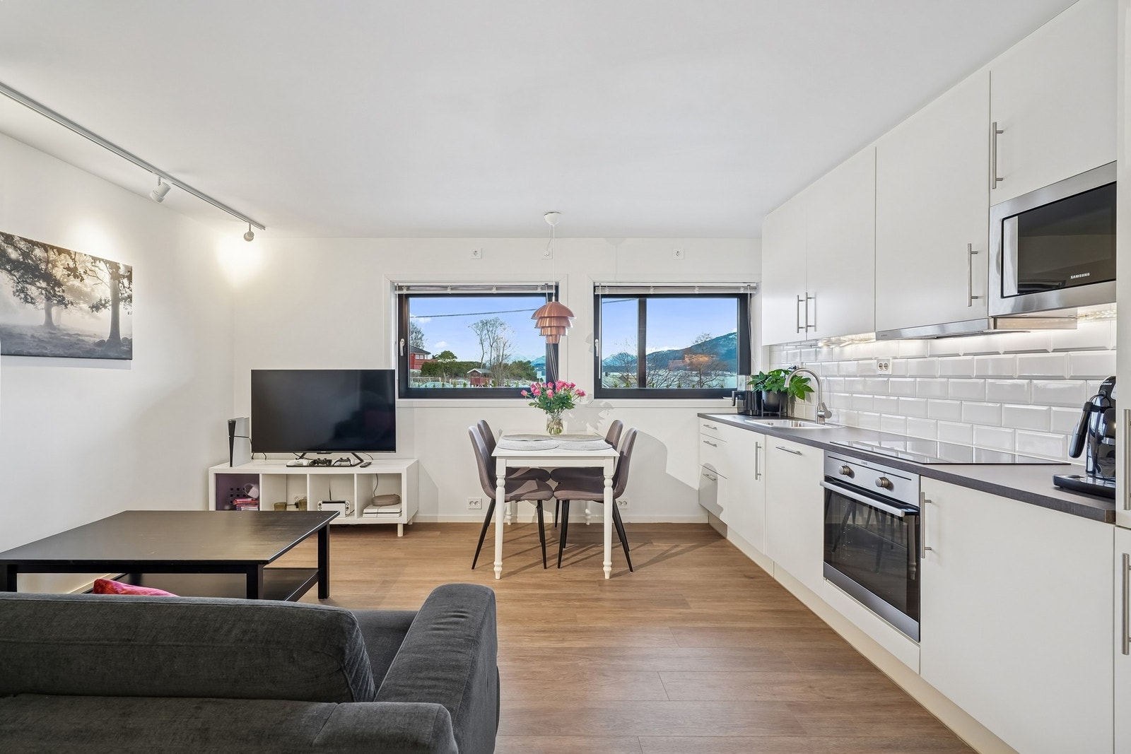 I 1.etasje mot nord finner man utleieleiligheten. Leiligheten har to soverom og ligger skjermet til for hoveddelens uteområder. Per dags dato utleid for kr.13.000,- per mnd Galleribilde