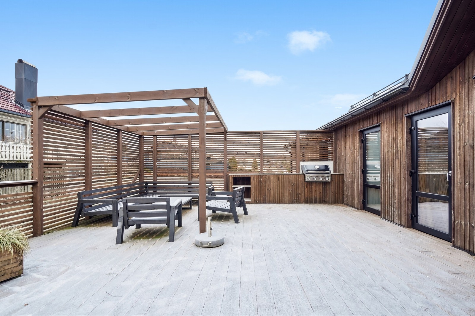 Terrasse på ca. 60 m2. Her har man utekjøkken og tilgang til bod, perfekt for oppbevaring av utemøbler o.l Galleribilde