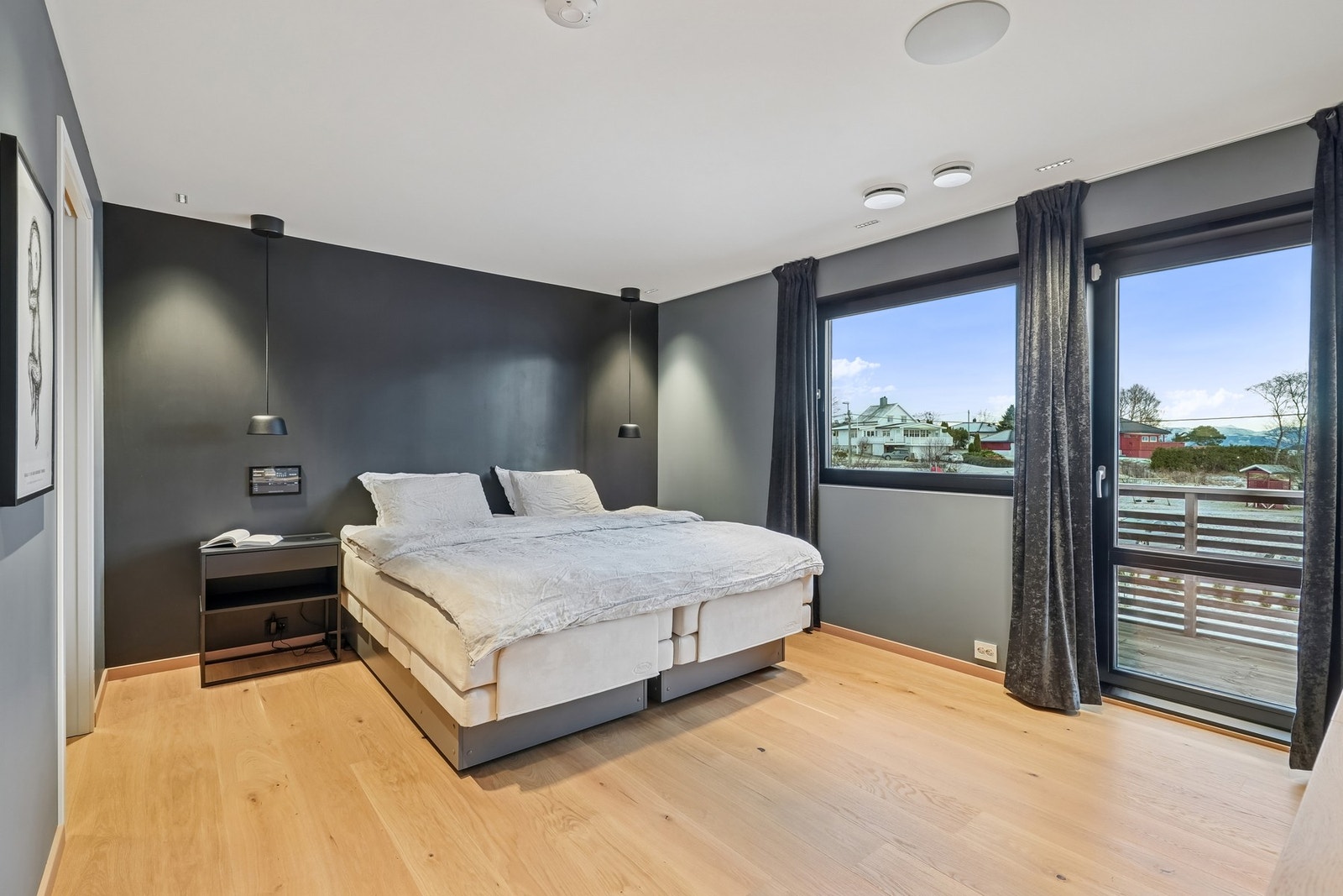 Hovedsoverommet finner man i 2.etasje. Rommet er på nesten 18 m2 og har utgang til balkong, walk-in-garderobe og eget bad Galleribilde