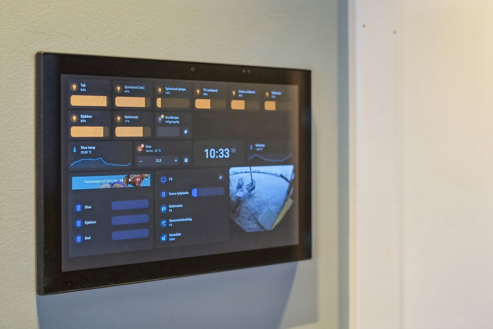 I nesten alle rom er det montert smartskjermer for styring av varme, lys og musikk Galleribilde