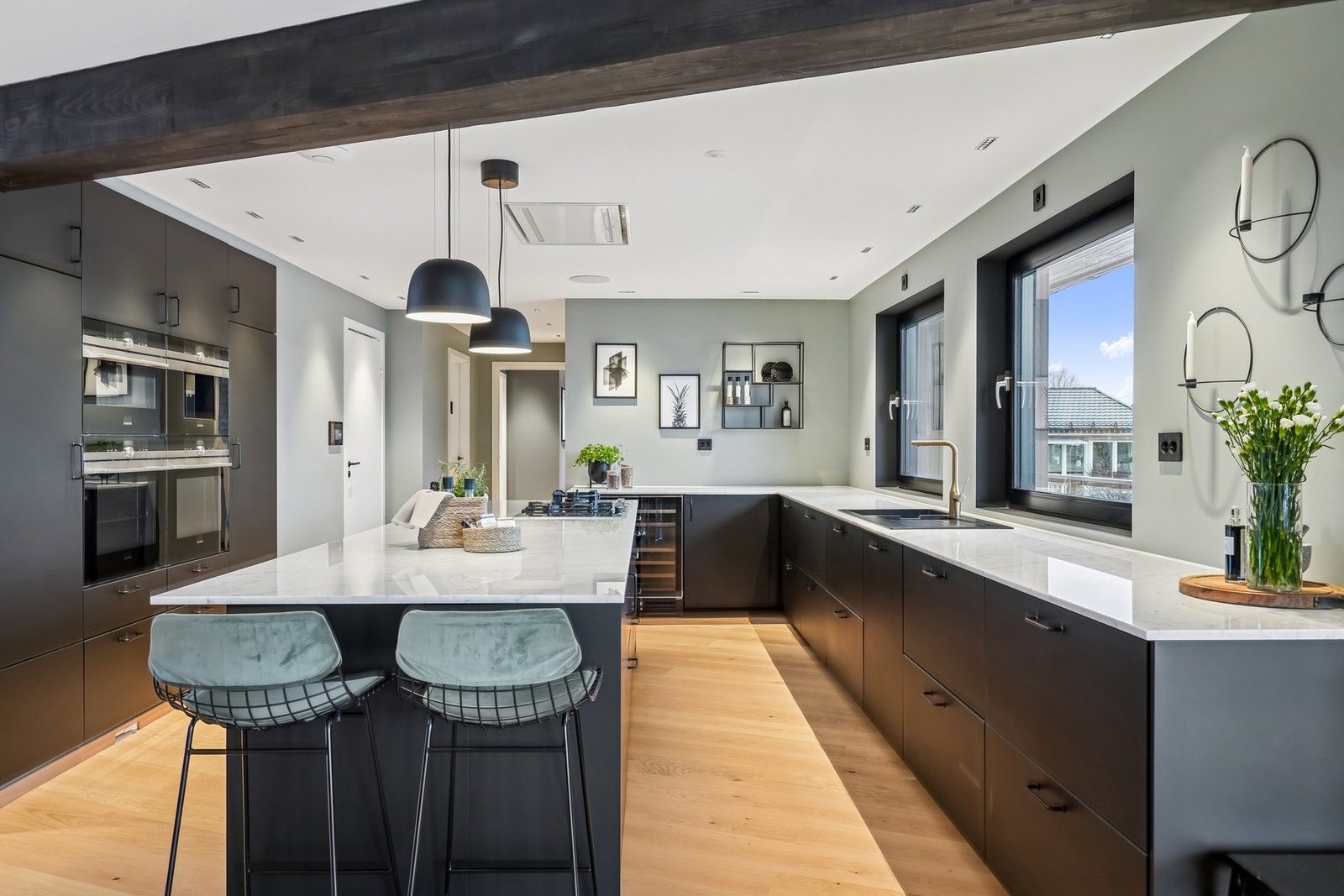 Det er integrerte hvitevarer som to stekeovner, kombi- mikrobølgeovn, kokesone med induksjon og gass, oppvaskmaskin, kjøleskap, fryseskap, kaffemaskin og vinskap. Galleribilde