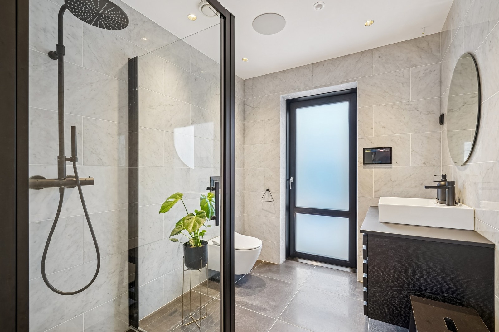 Bad nr.2 i 2.etasje. Flott bad med dusj og utgang til terrasse. Praktisk plassert om man ønsker jaquzzi eller lignende på terrassen Galleribilde