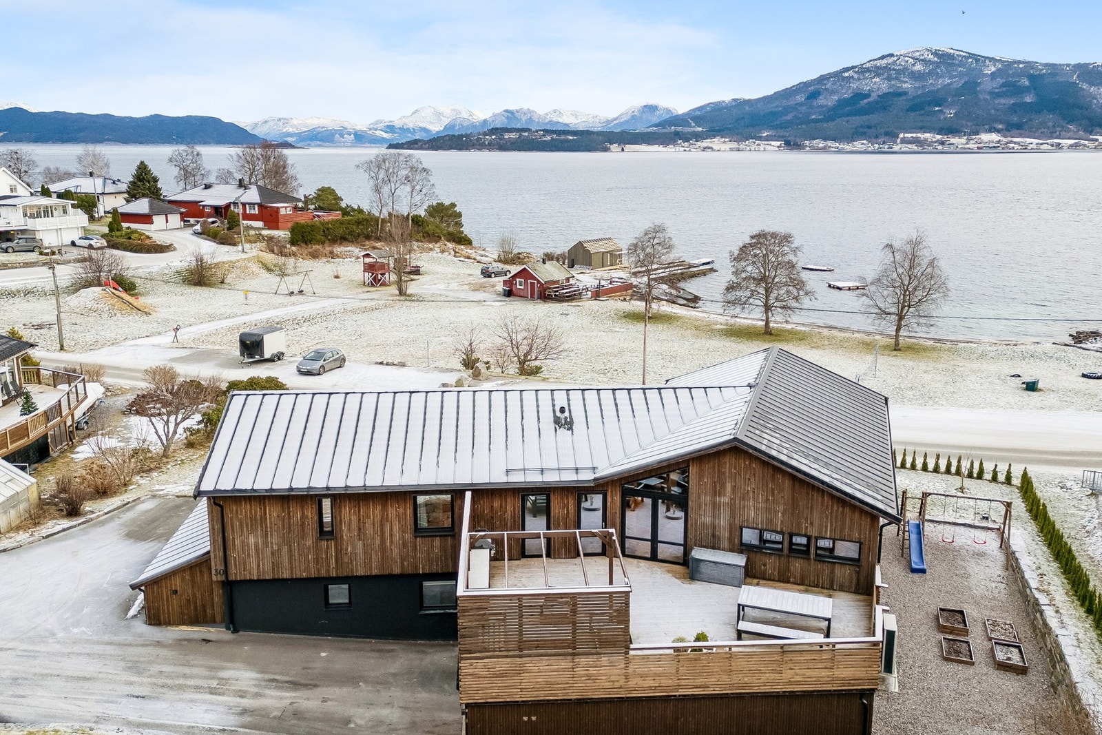 Totalrenovert enebolig på Hagneset. Her har man nydelig utsikt og kort vei til friareal, badestrand og sentrum Galleribilde