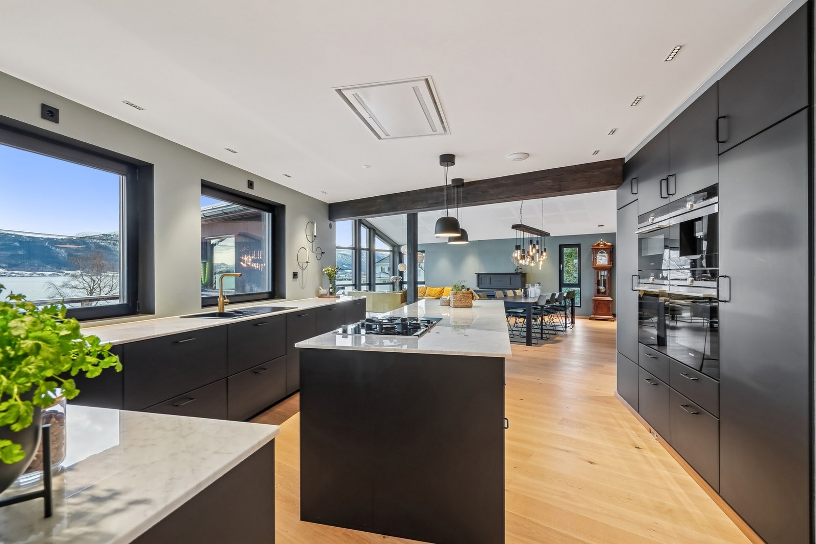 Kjøkkenventilator praktisk plassert i himling Galleribilde