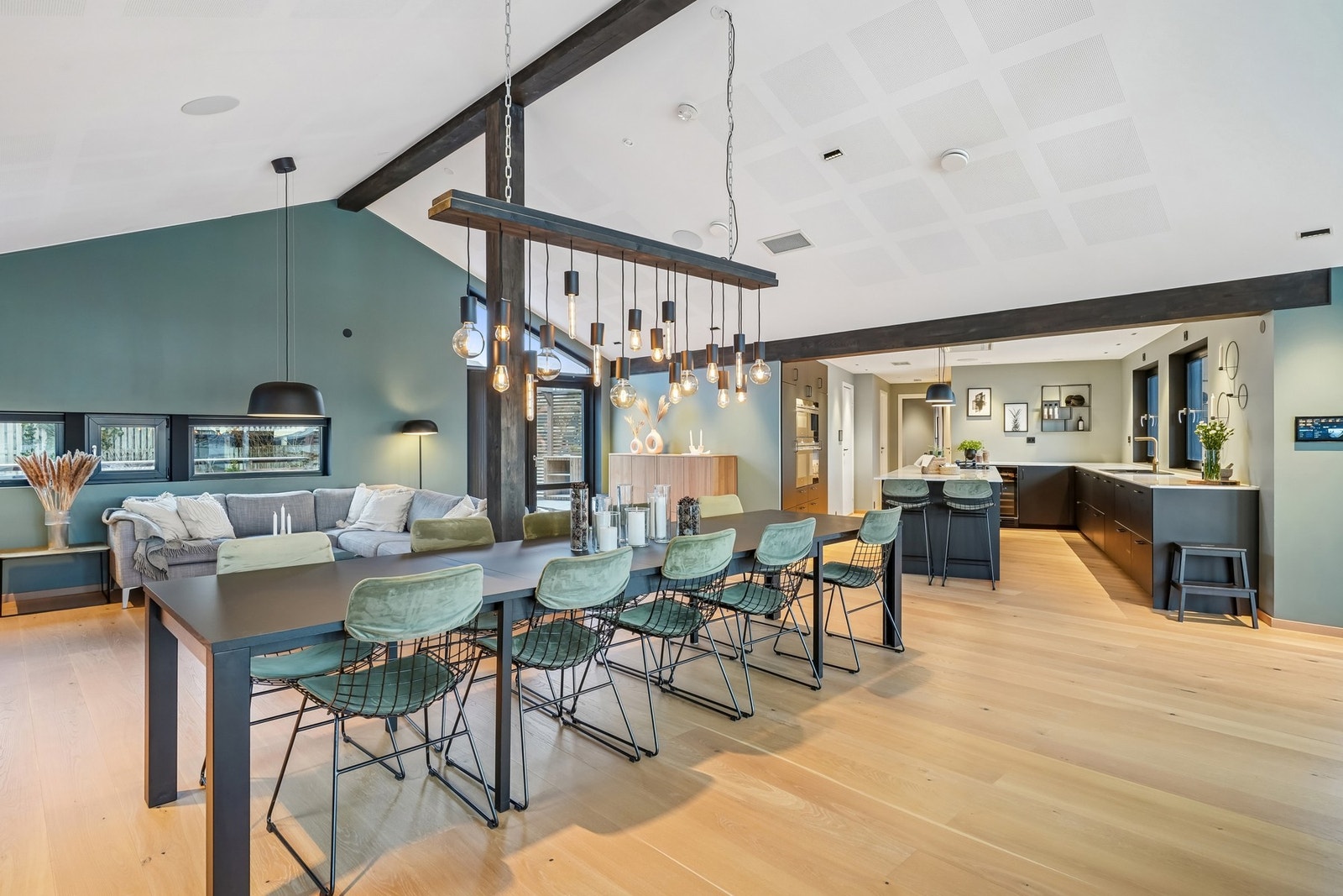 Stuen størrelse og gode takhøyde gir en god romfølelse. Her har man god plass til flere sittegrupper og stort spisebord Galleribilde