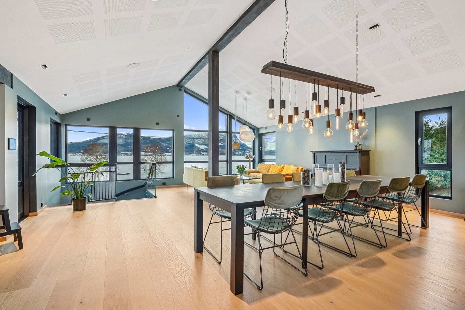 Boligen går over to plan, har store rom og moderne materialvalg i hele huset. Vinduer har sol-filter Galleribilde