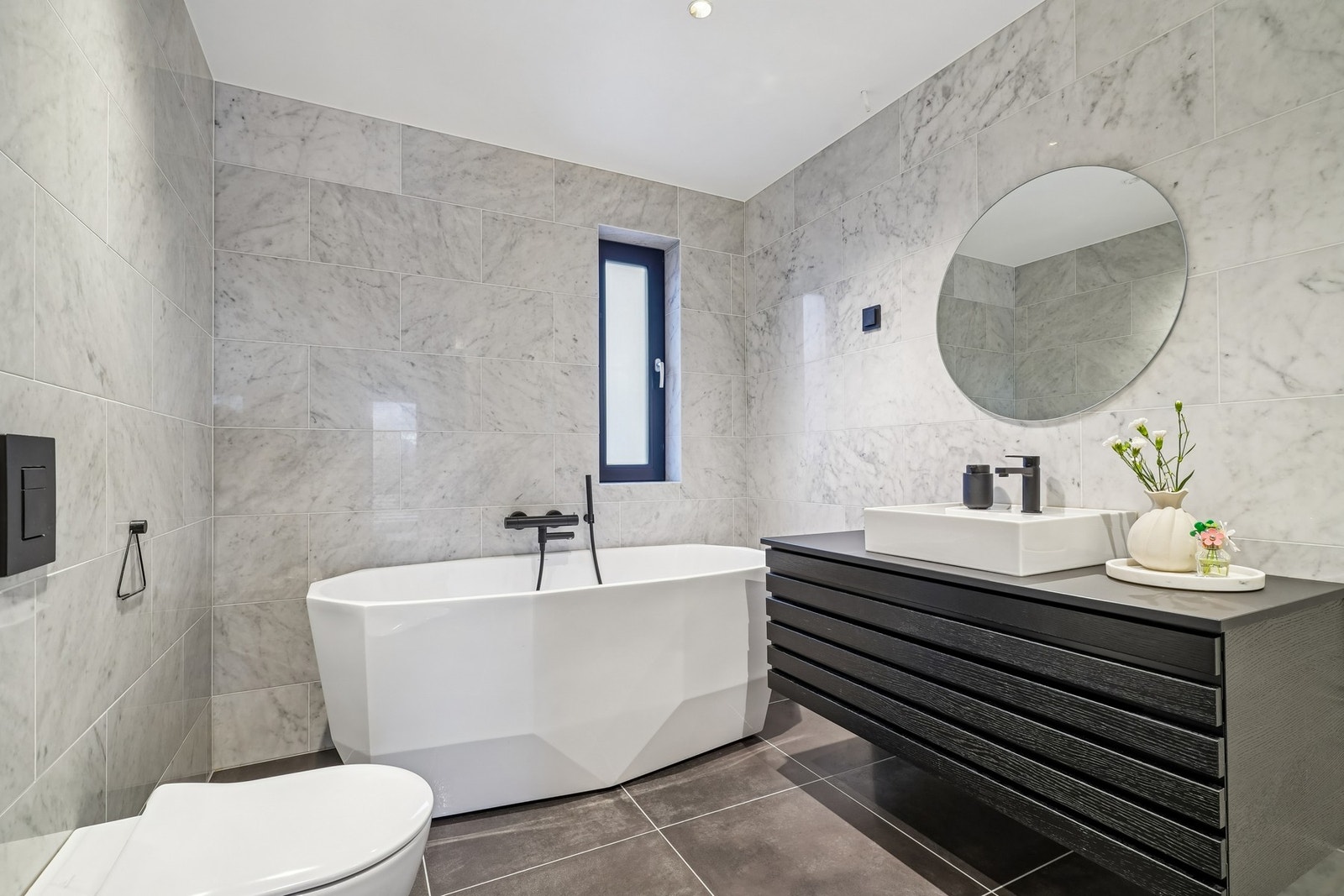 Nydelig bad tilknyttet hovedsoverom. Her har man både badekar og dusjnisje Galleribilde