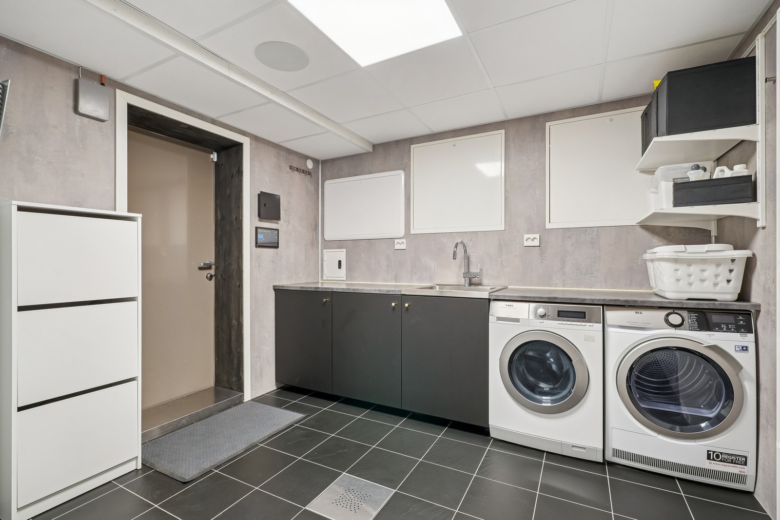 Romslig vaskerom på ca. 10 m2. Praktisk plassert ved gang i 1.etasje og med direkte inngang fra garasjen Galleribilde