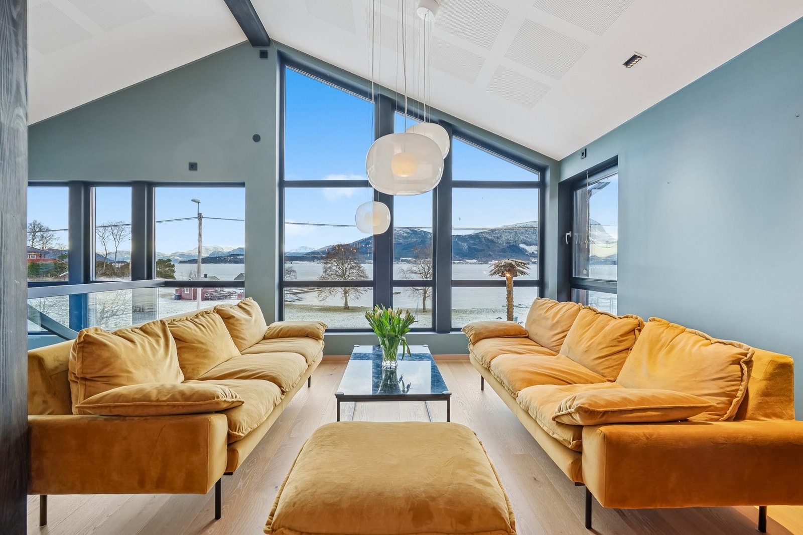 Stuen er hele 76 m2 og har store vindusflater og flott utsikt Galleribilde