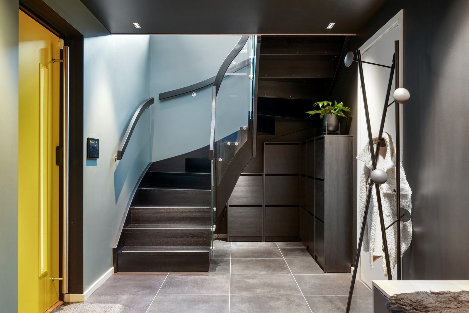 Lekker entré og gang med stor skyvedørsgarderobe med speil Galleribilde