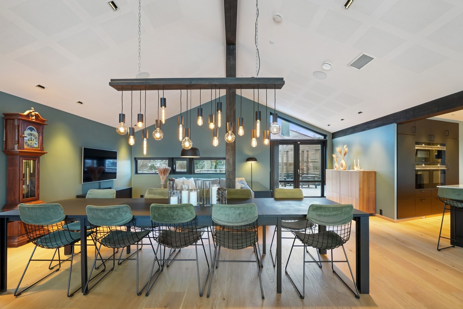 Fra stuen er det utgang til en stor vestvendt terrasse. I boligen har man kjøling i overetasje og teknisk rom / bod i underetasje Galleribilde