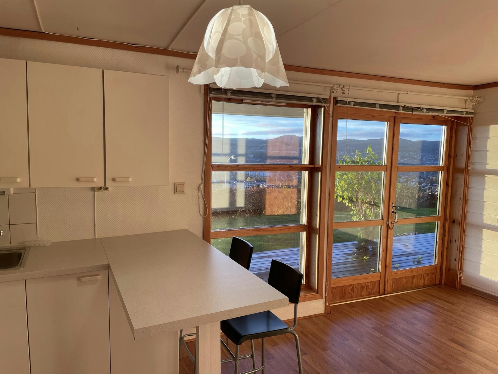 Flere store vindusflater gir godt med naturlig lys Galleribilde