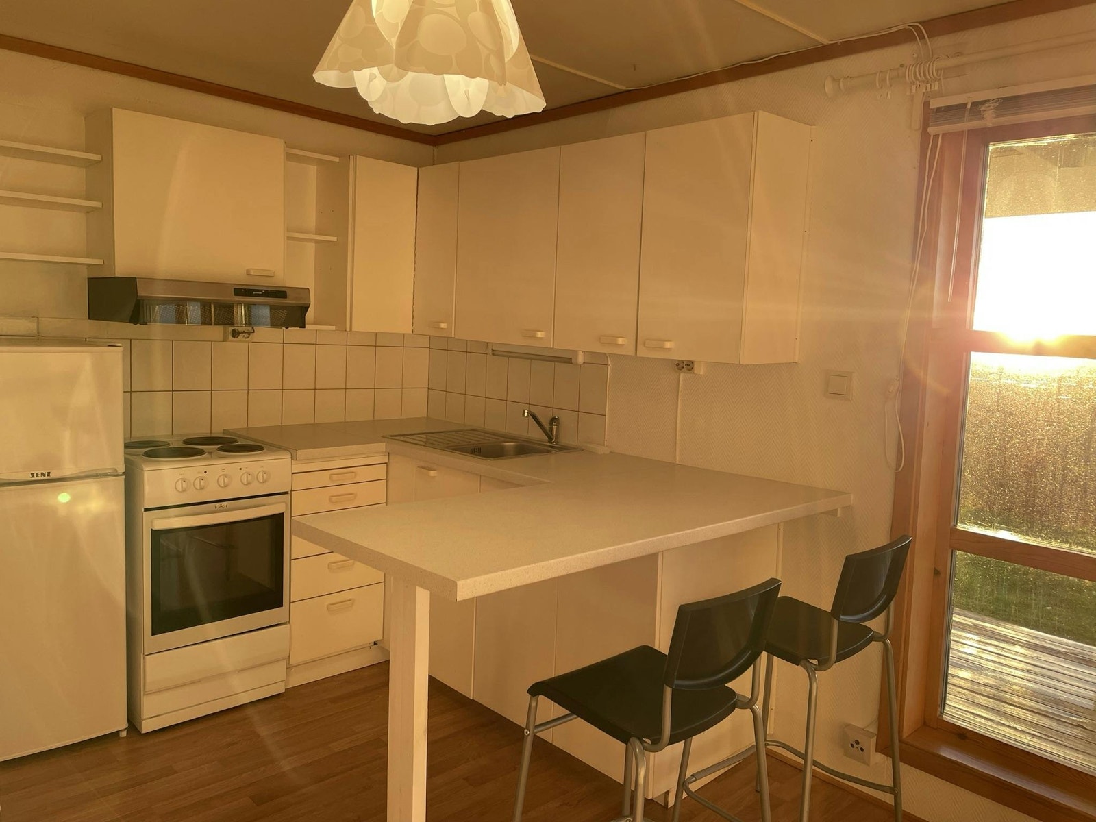 Barstoler følger med Galleribilde