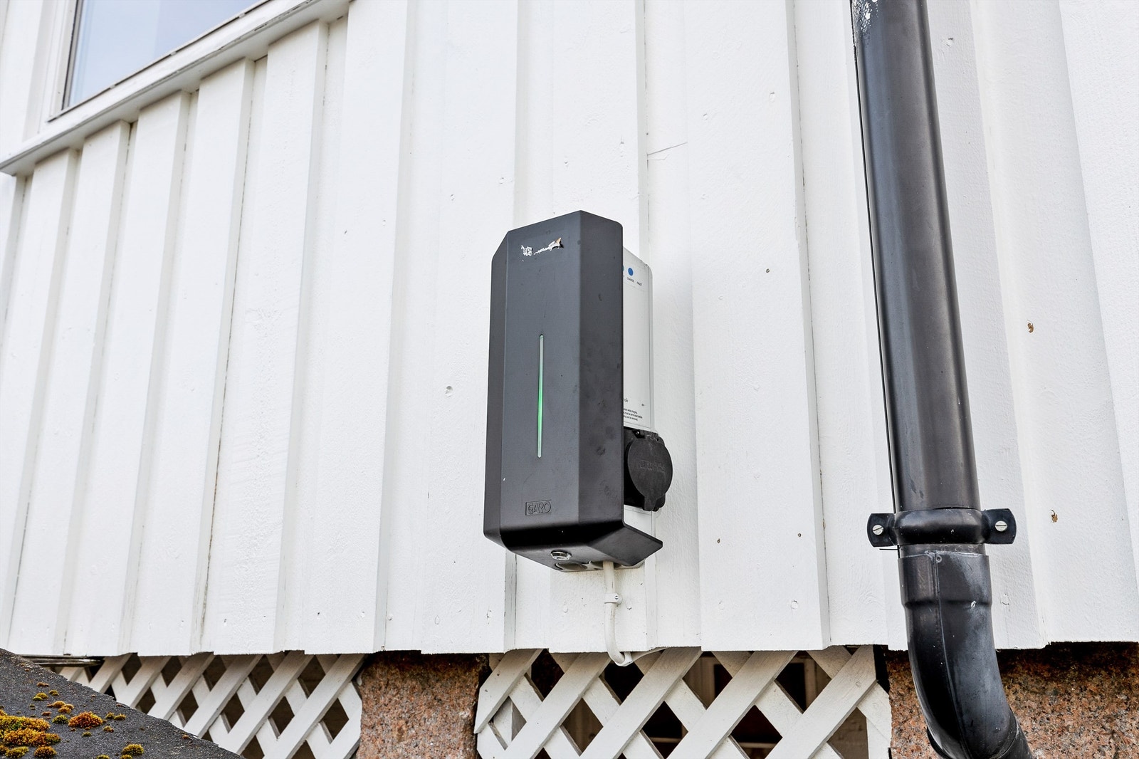 Ladeboks for elbil på den ene av de to parkeringsplassene. Galleribilde