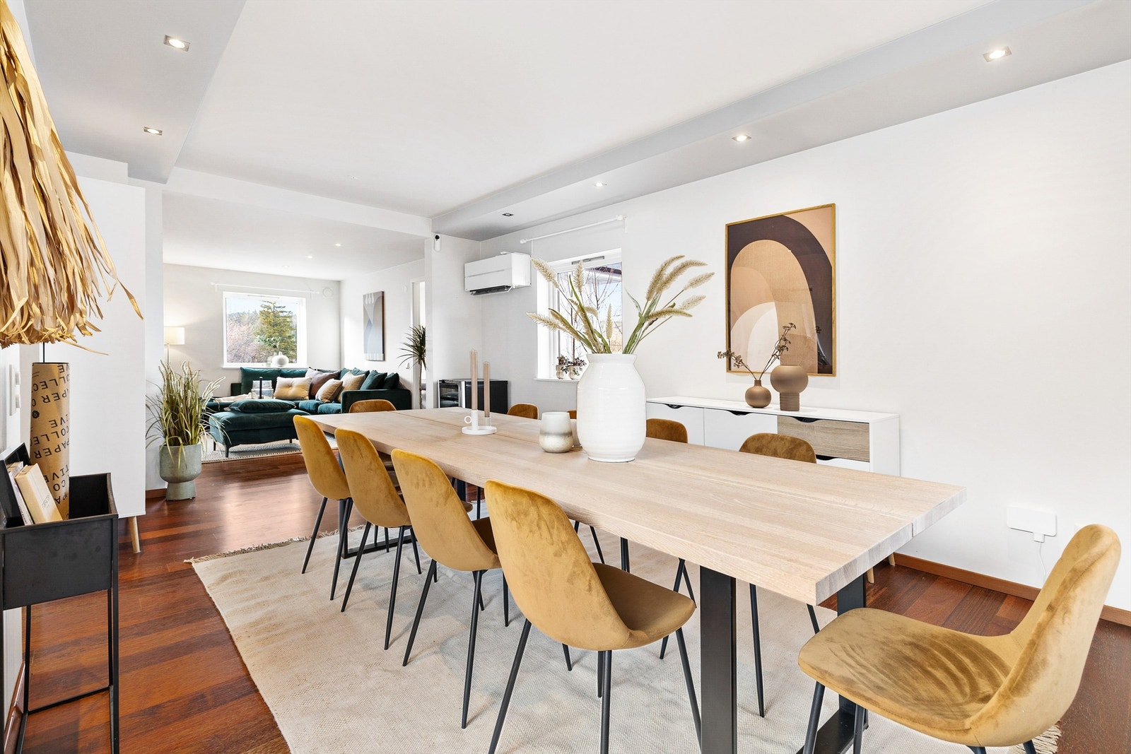 Fra spisestuen er det direkte utgang til terrasseplatting og hage. Galleribilde