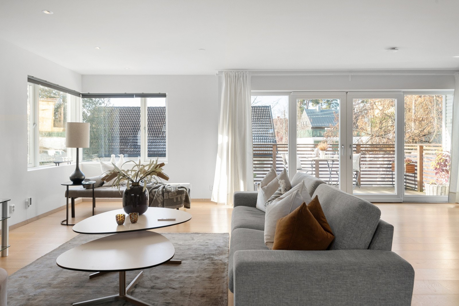De store vinduene slipper inn rikelig med lys som gjør at stuen føles desto romsligere. Galleribilde