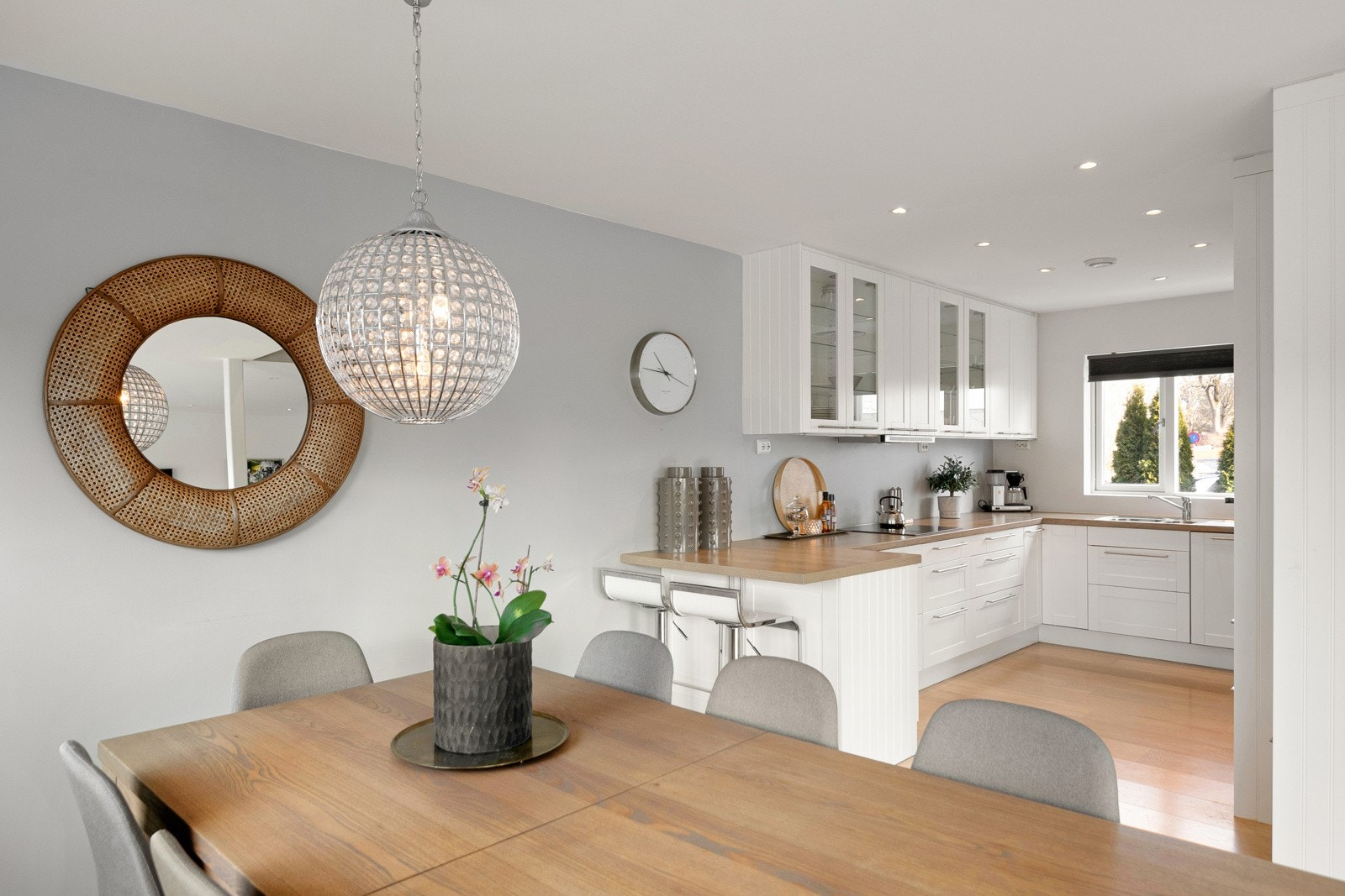 Det sosiale kjøkkenet har et lekkert uttrykk. Kjøkkenet fra 2018 har moderne innredning og profilerte overflater. Galleribilde