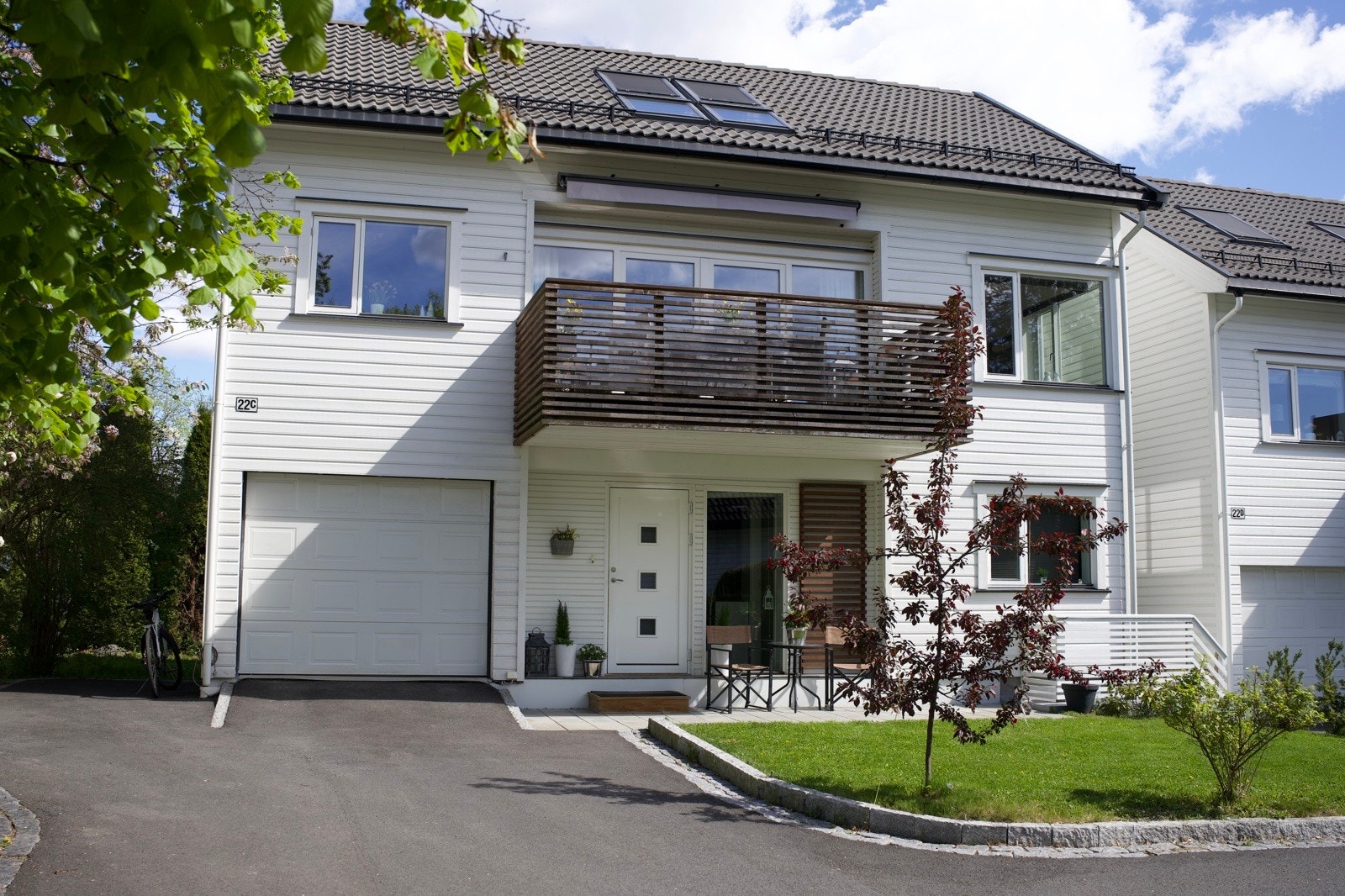 Med boligen følger en praktisk garasje med plass for en bil, samt en utvendig biloppstillingsplass. Galleribilde