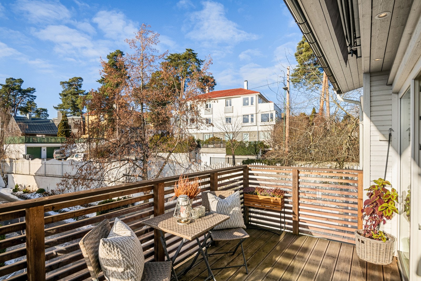 Om sommeren treffer solen balkongen på tidlig formiddag og holder seg gjennom hele dagen før den forsvinner i 21-tiden. Galleribilde