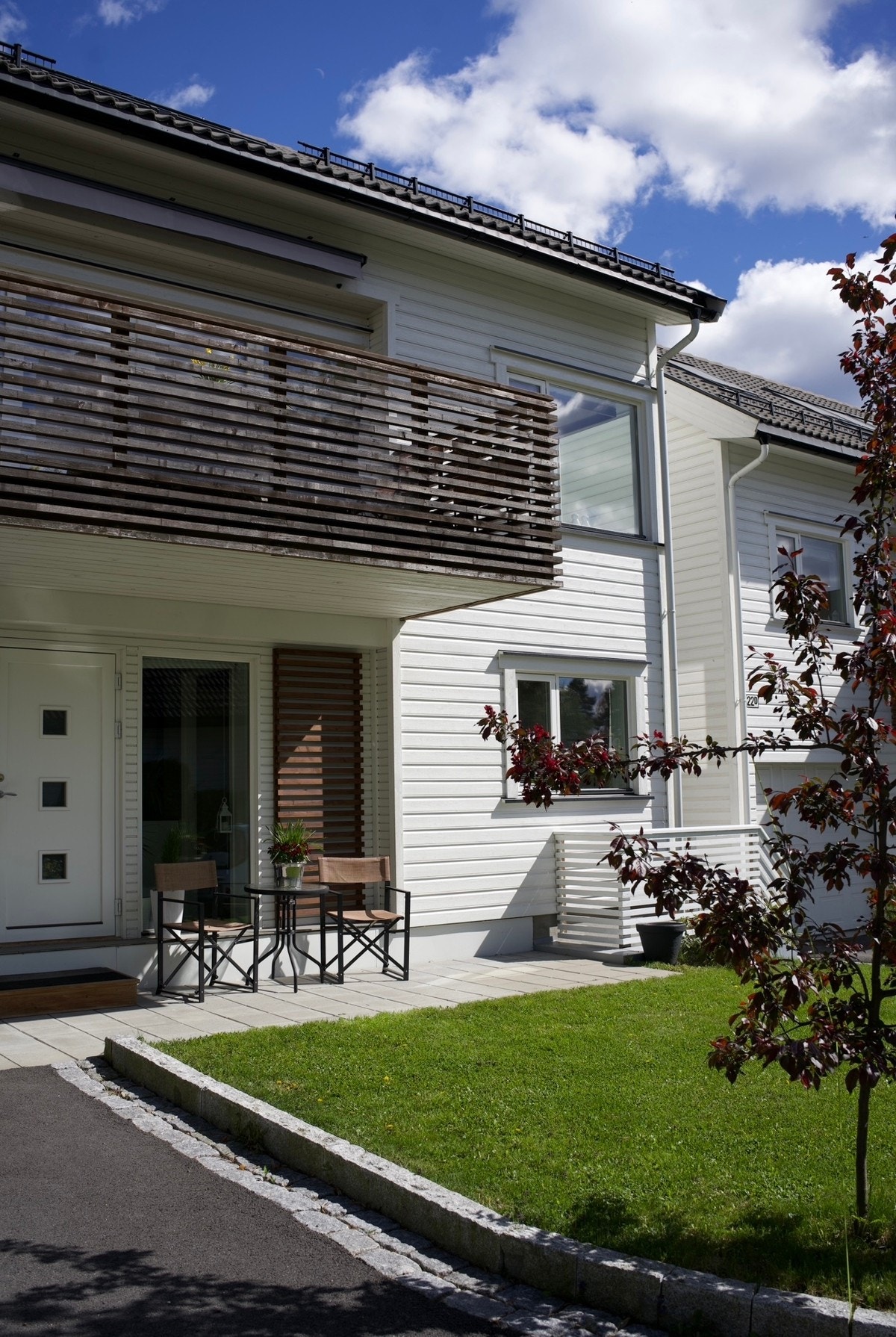 Det er installert belysning langs kantene på eiendommen. Galleribilde