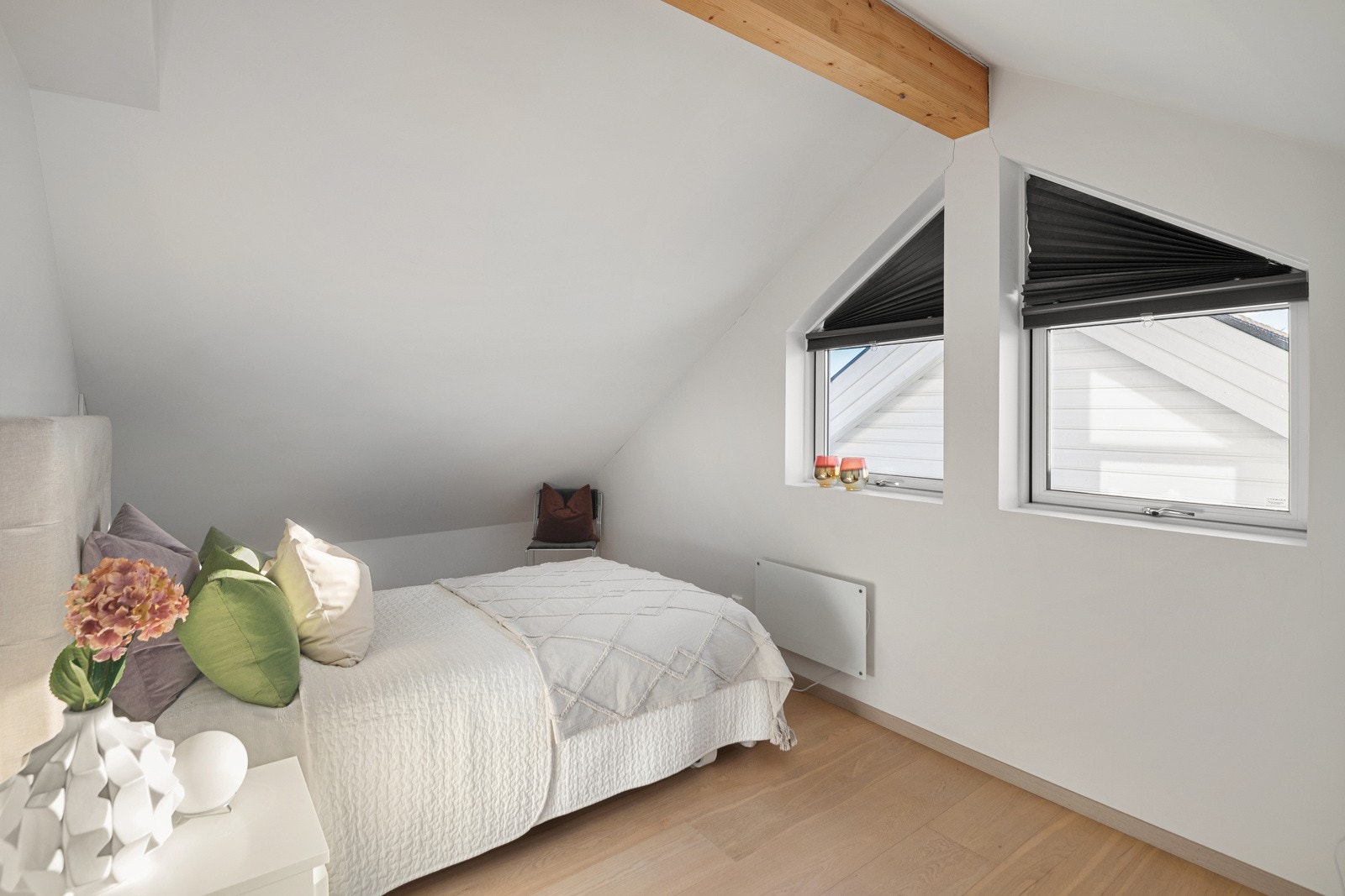 Soverom nr. 2 på loft som også er av god størrelse og perfekt som barnerom, gjesterom, hjemmekontor eller det du måtte ønske. Galleribilde