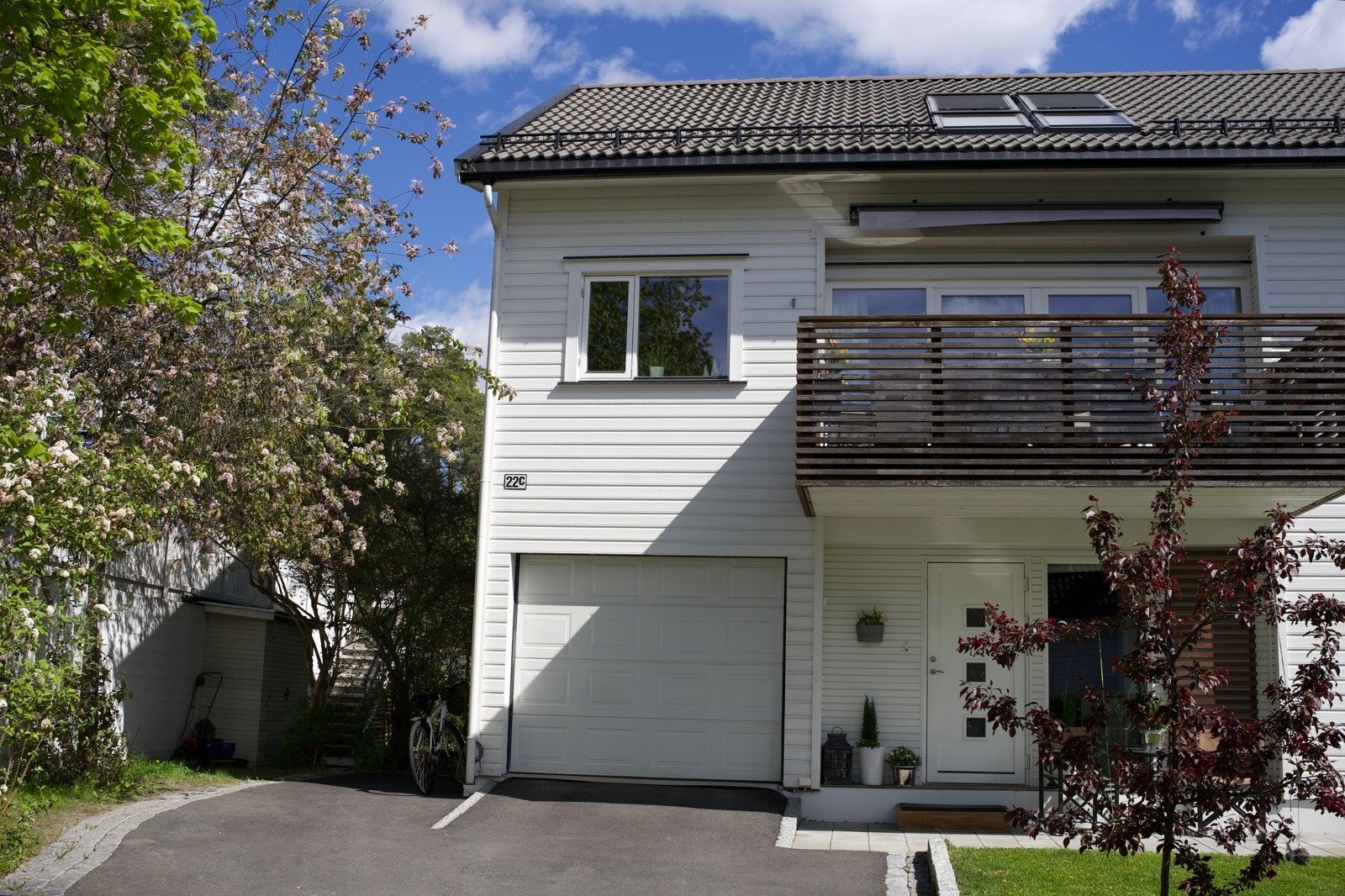 I tillegg til privat hage og innkjørsel opplyser selger at det følger bruksrett til utendørs fellesareal på ca 126 kvm. Det opplyses videre at det er mulighet for å reseksjonere eiendommen gitt at kjøper påtar seg risiko og kostnader tilknyttet dette. Galleribilde