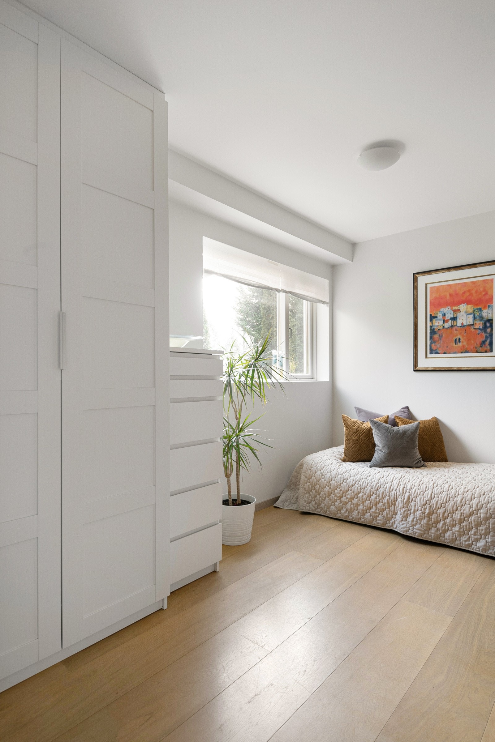 Soverom 2 i føste etasje med god plass til seng og garderobe. Galleribilde