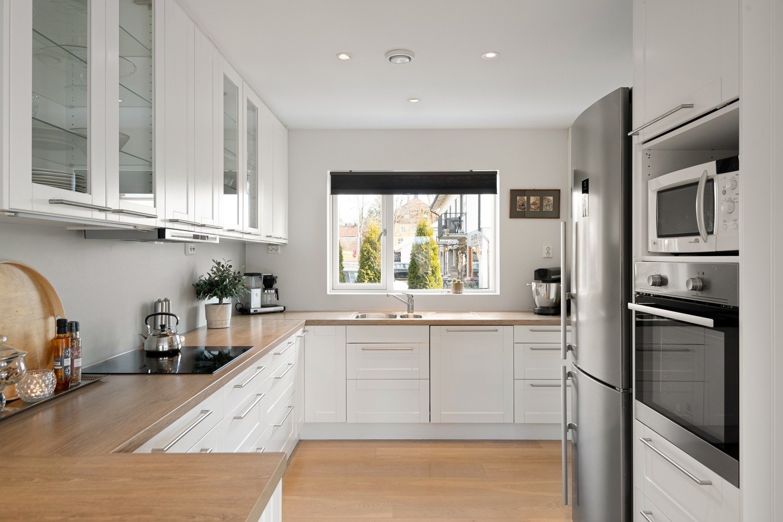 Med sin ettertraktede beliggenhet, 4 soverom, 3(4) bad, peis, balkong, kjeller med egen inngang, bad og kjøkken, garasje og solrik hage byr dette hjemmet på en kombinasjon av moderne komfort og tidløs eleganse. Galleribilde