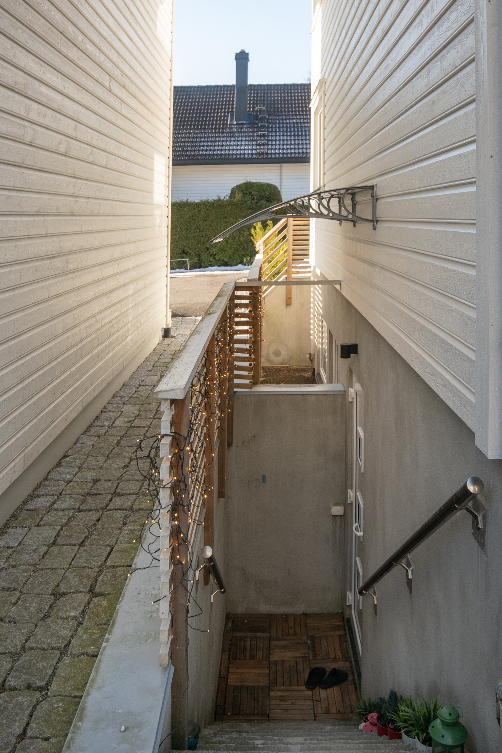 Fra utsiden av boligen finnes egen inngang til kjelleren. Her finnes innredet rom/kjøkken og baderom. Galleribilde