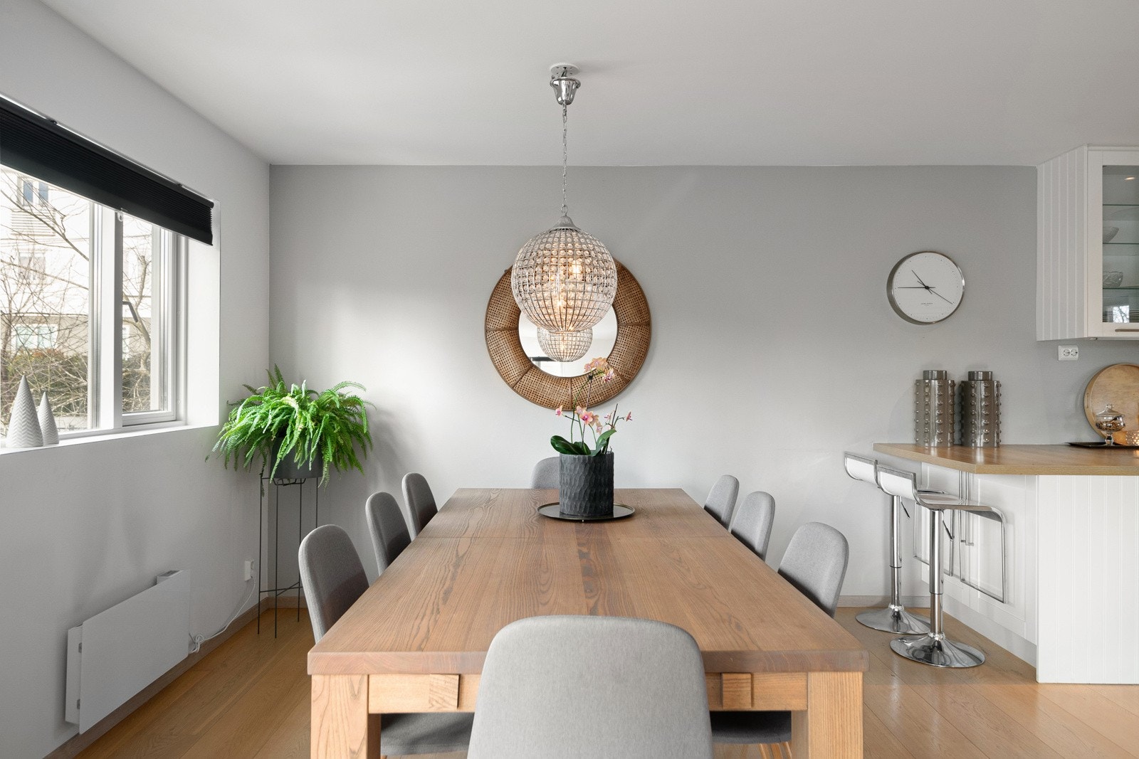 Her er det plass til stor spisestue som skaper et perfekt samlingspunkt for familie og venner. På halvøya er det også etablert en praktisk barløsning hvor frokosten enkelt kan inntas. Galleribilde