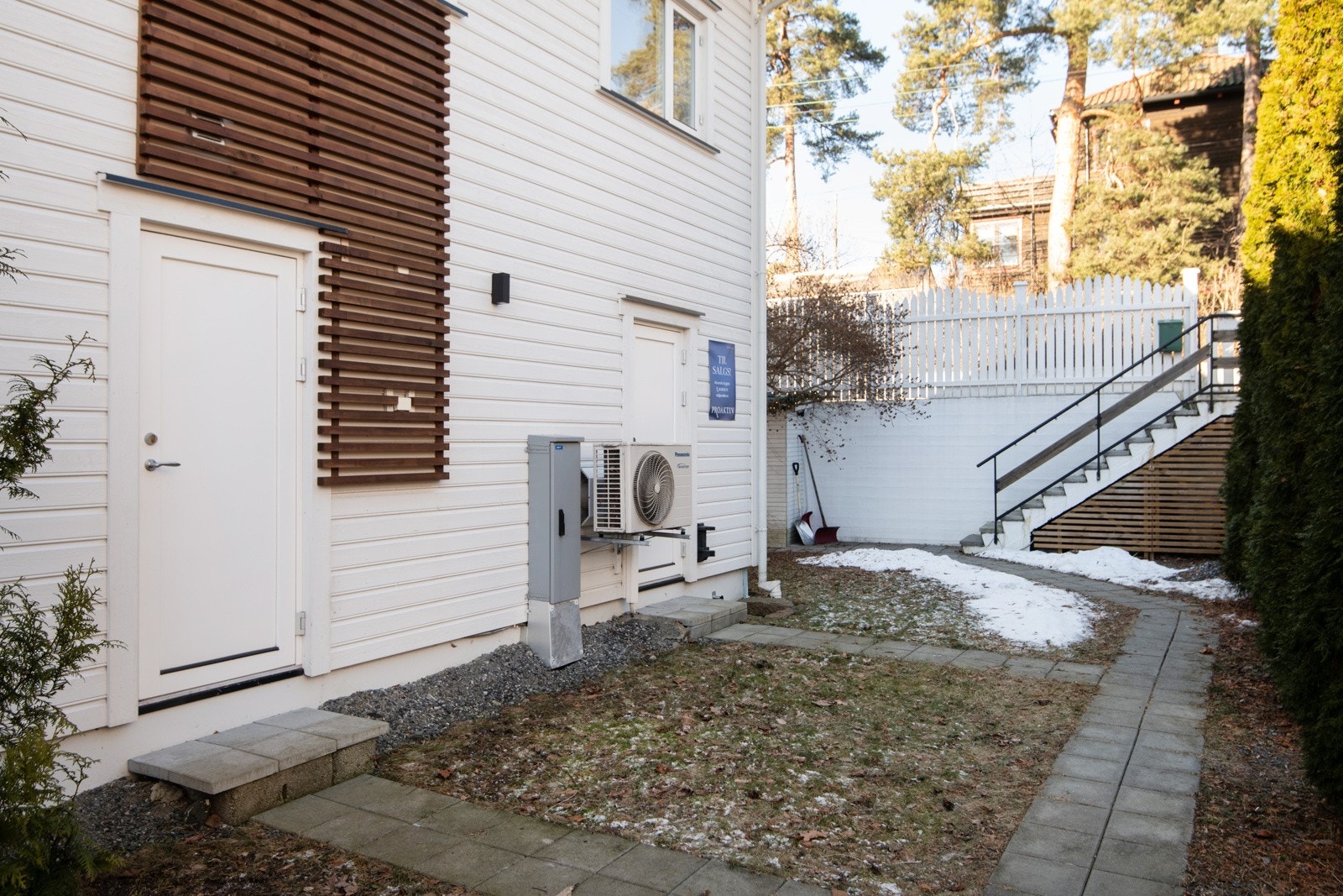 På baksiden av boligen finnes en praktisk trapp med snarvei opp til hovedveien. Her finnes også direkte adkomst til både garasje og vaskerom. Galleribilde