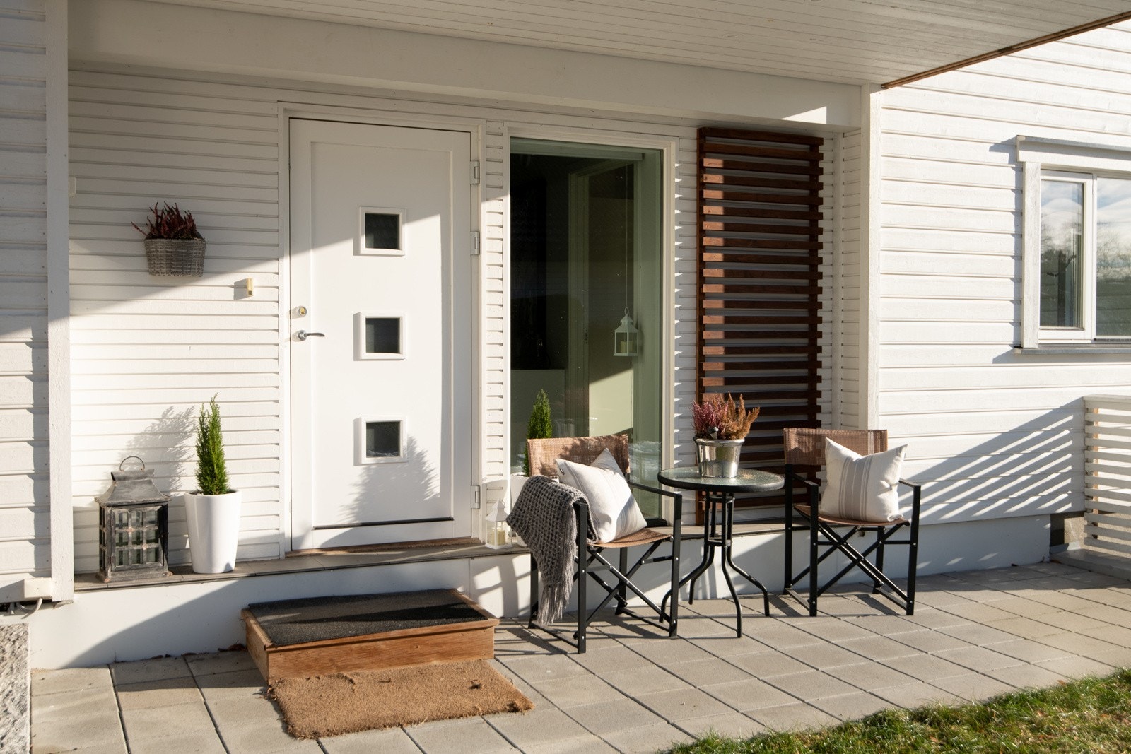 Inngangspartiet er pent opparbeidet med heller og har god plass for en sittegruppe som kan nytes på sommerhalvåret. Galleribilde