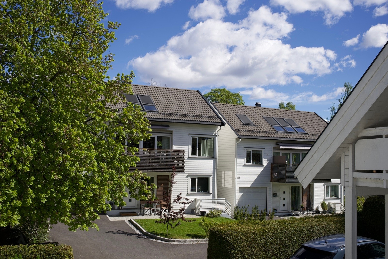 Tomten er pent opparbeidet med adkomst via asfaltert innkjørsel med granitt kantsten mot plen og hekk. På fremsiden av boligen finnes en hellelagt uteplass med gode solforhold, i direkte tilknytning til den plenlagte hagen. Galleribilde