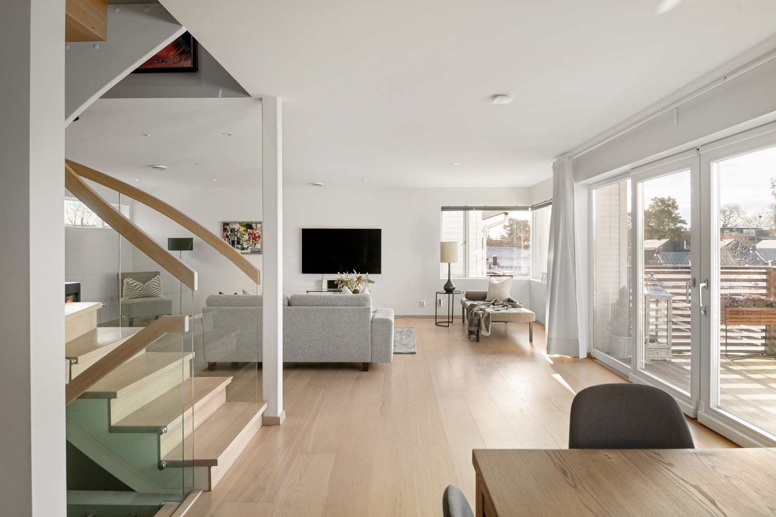 Vi beveger oss oppover i boligen og møtes av den fantastiske stuen. Galleribilde