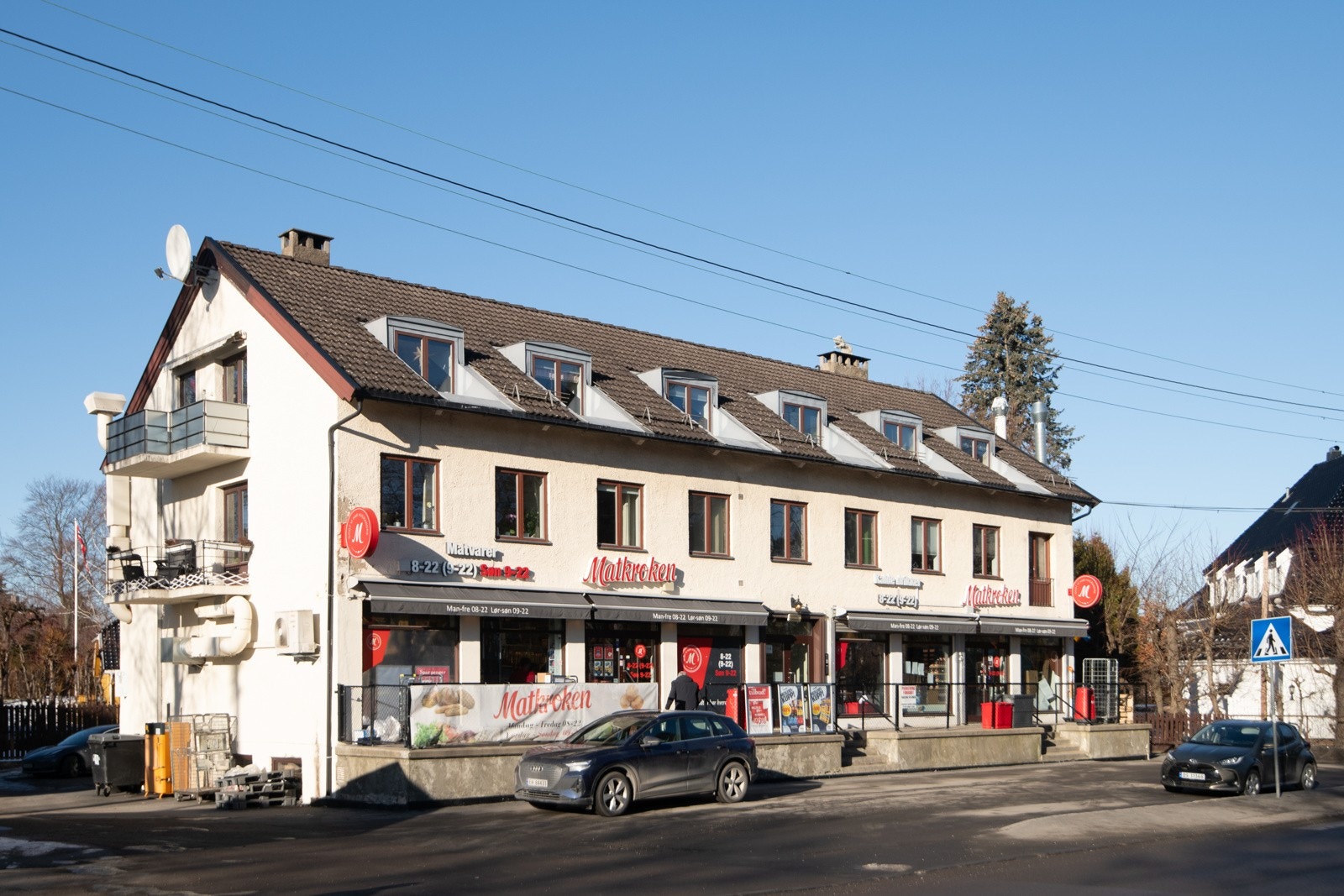 Til tross for sin rolige og tilbaketrukne beliggenhet, har Bygdøy flere praktiske servicetilbud. Kun få minutters gange fra boligen ligger Matkroken. Veien er heller ikke lang til Coop Prix eller Spar. Galleribilde