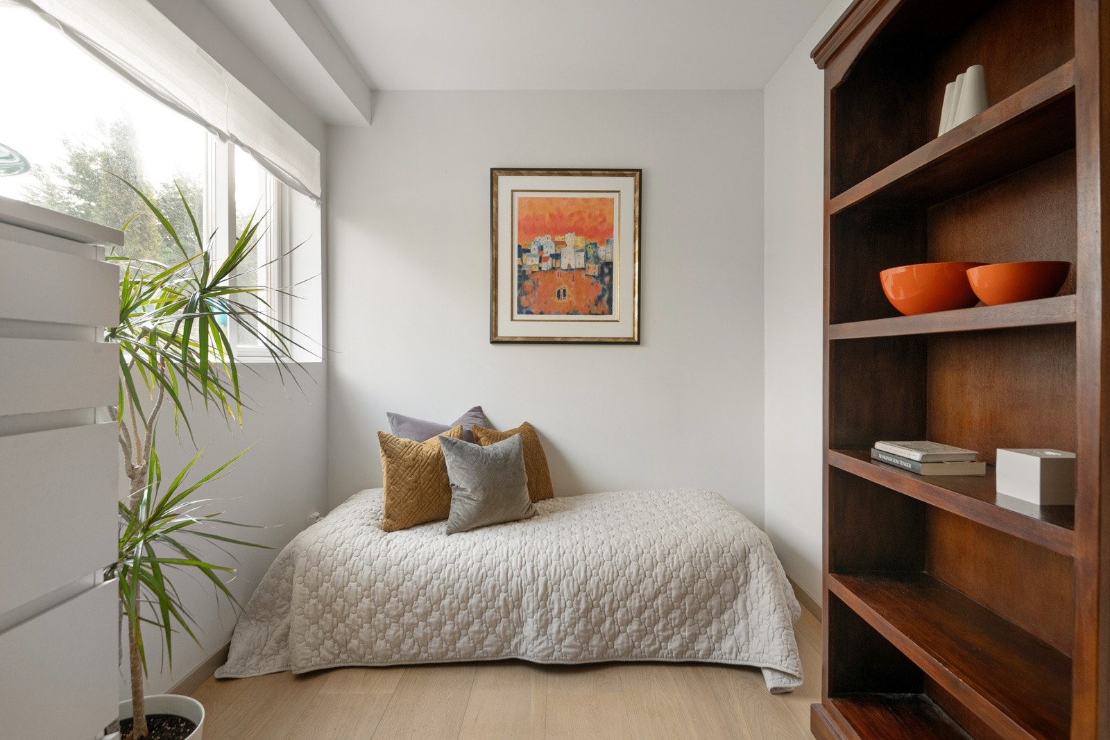 Et praktisk og funksjonelt rom som byr på flere løsninger og mye naturlig lys fra vinduene. Galleribilde