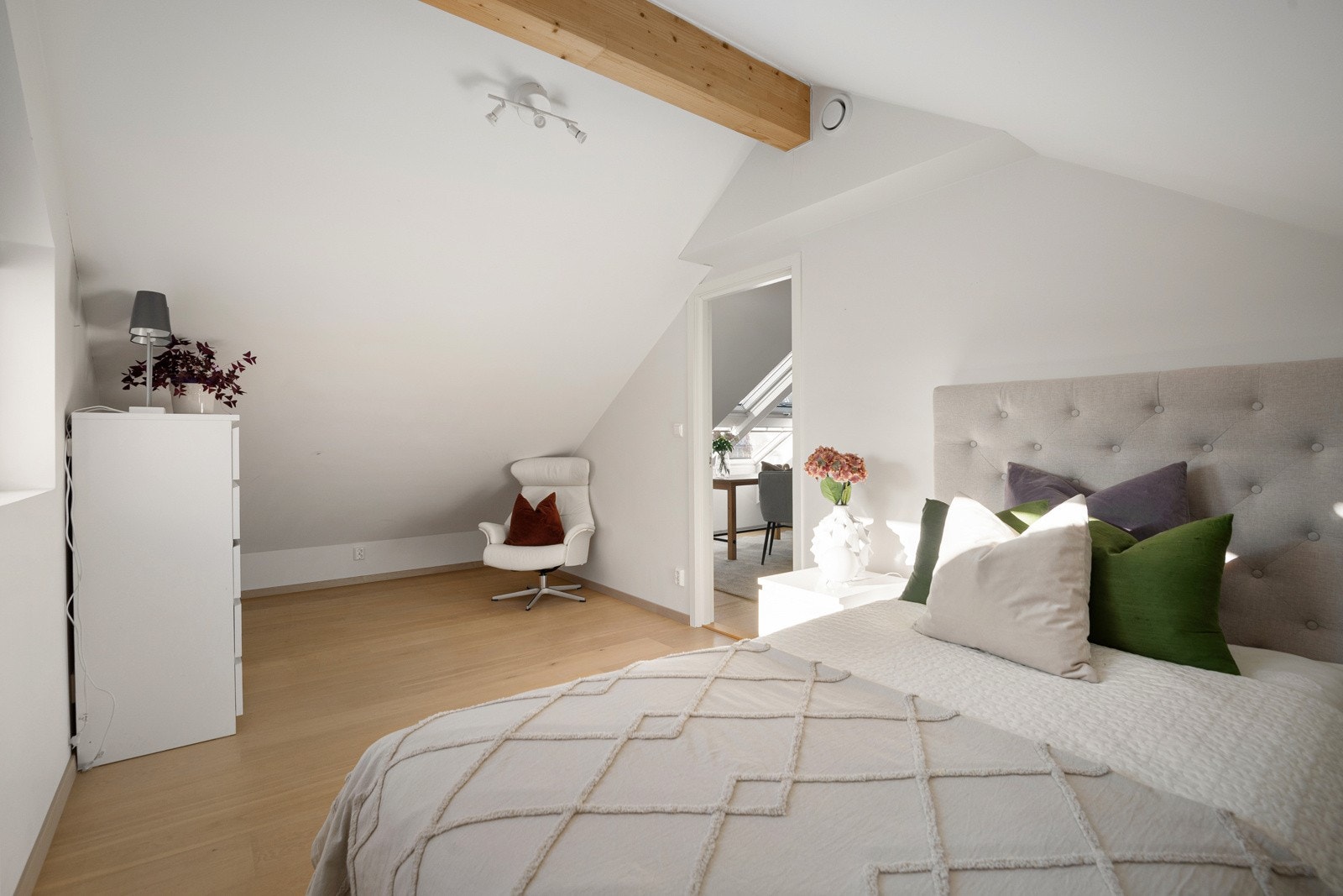 Dette soverommet har også inngag til romslig kott med gode oppbevaringsmuligheter. Galleribilde