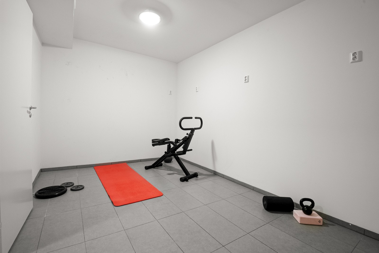 I kjelleren i hovedhuset finner man et teknisk rom i tillegg til to romslige boder og trappegangen. Den største av bodene er av generøs størrelse og kan ekesempelvis fungere som trimrom. Galleribilde