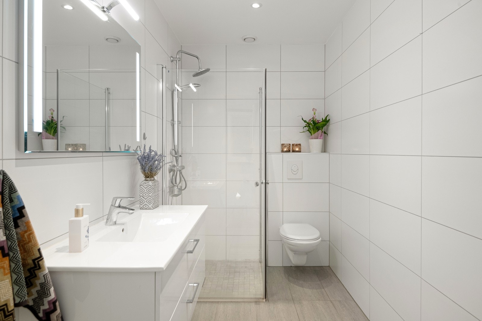 Stilrent, moderne bad fra 2018, med flislagte vegger og gulv med varmekabler som gir en behagelig temperatur. Galleribilde