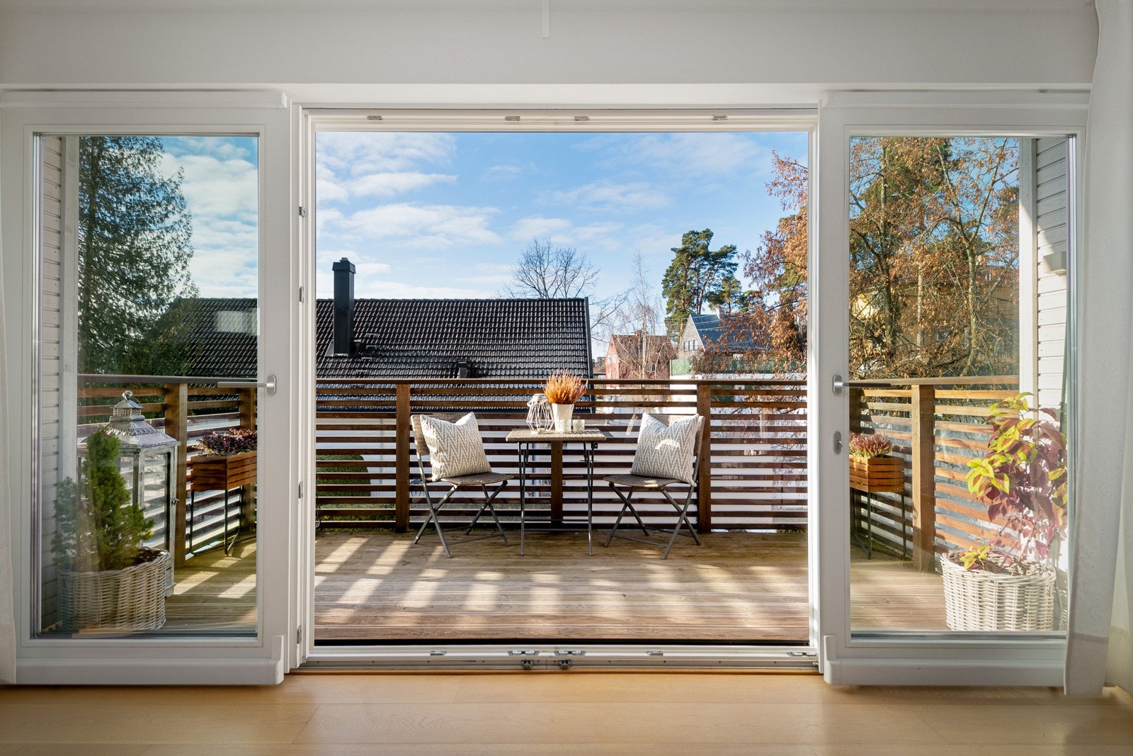 Utgang til den solrike balkongen på 9,5 kvm, som gir et perfekt sted for å nyte gode dager ute. Galleribilde