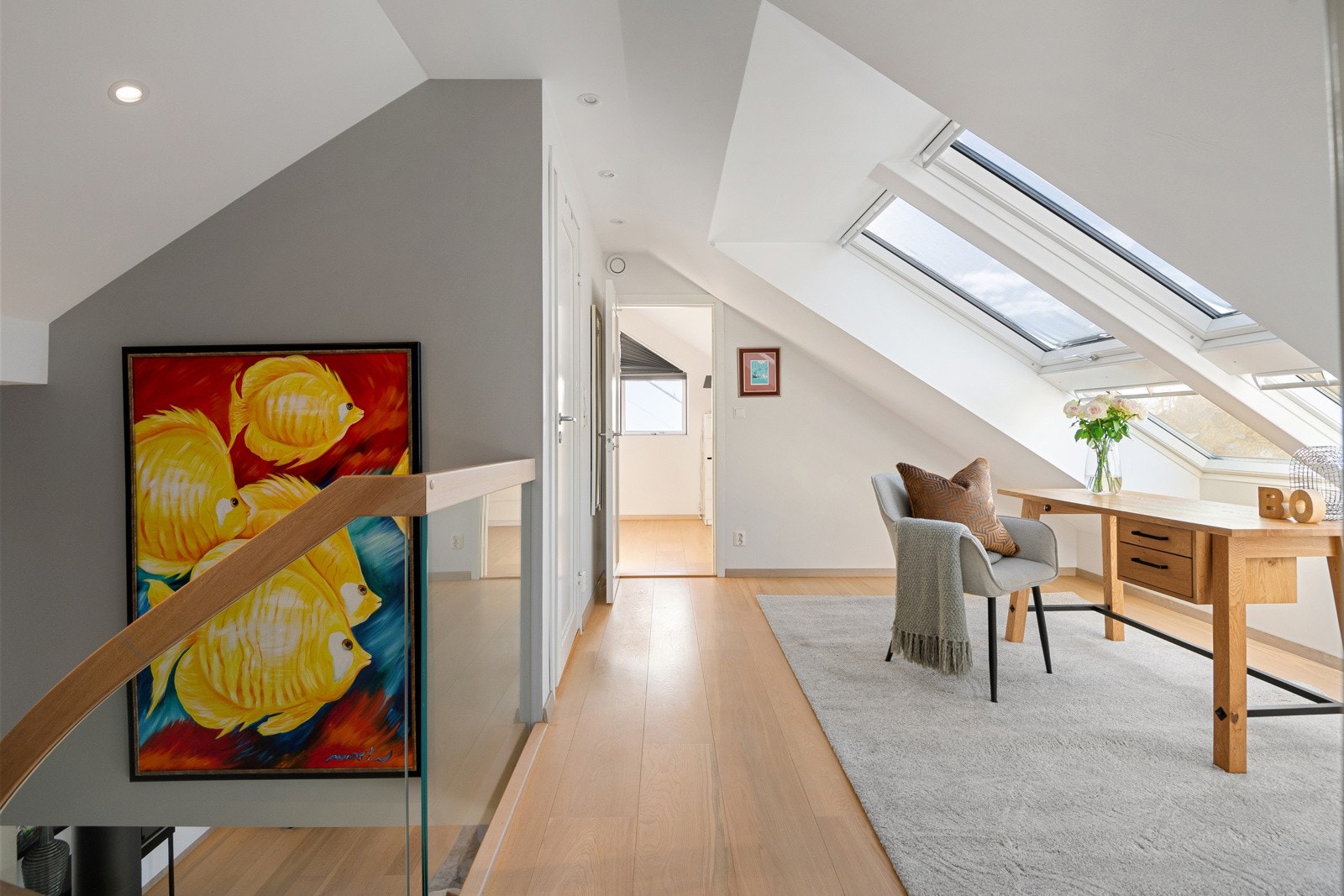 Velkommen til boligens 3.etasje - loftsetasjen. Her møtes du av en hyggelig loftsstue med Velux takvinduer med påmonterte utvendige solavskjermingsgardiner Galleribilde