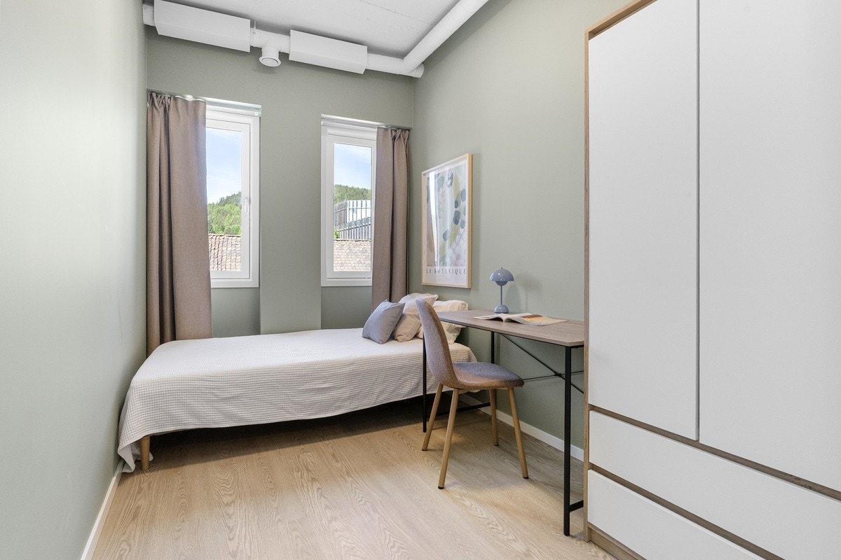 Soverom 10 m2 med utsikt til Krona! Ledig Galleribilde