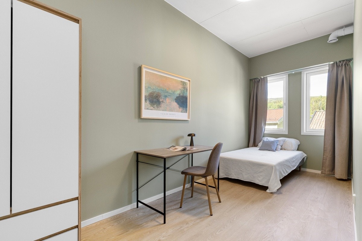 Soverom 13 m2 med utsikt til Krona! Galleribilde