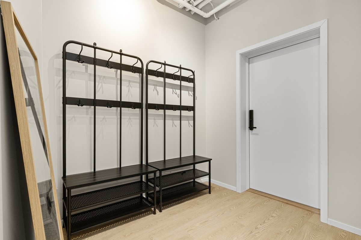 Inngangsparti rikelig med plass til sko og klær Galleribilde