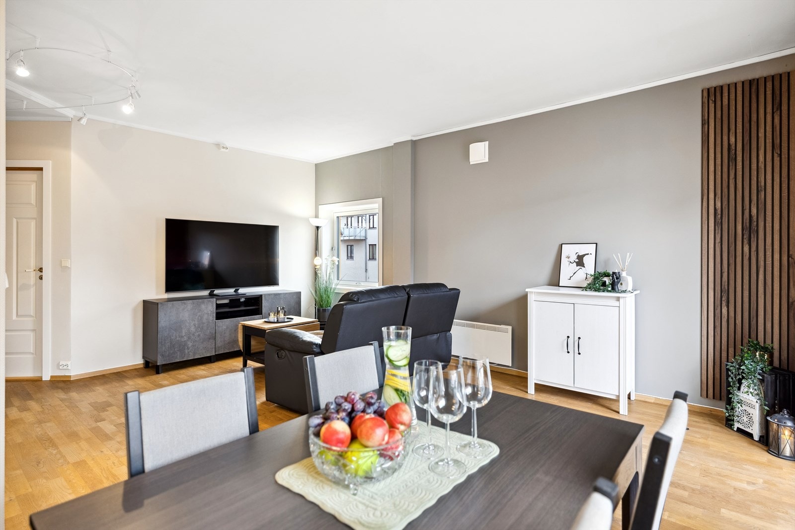 Fra stuen er det direkte utgang til leilighetens balkong på ca. 6 m². Galleribilde