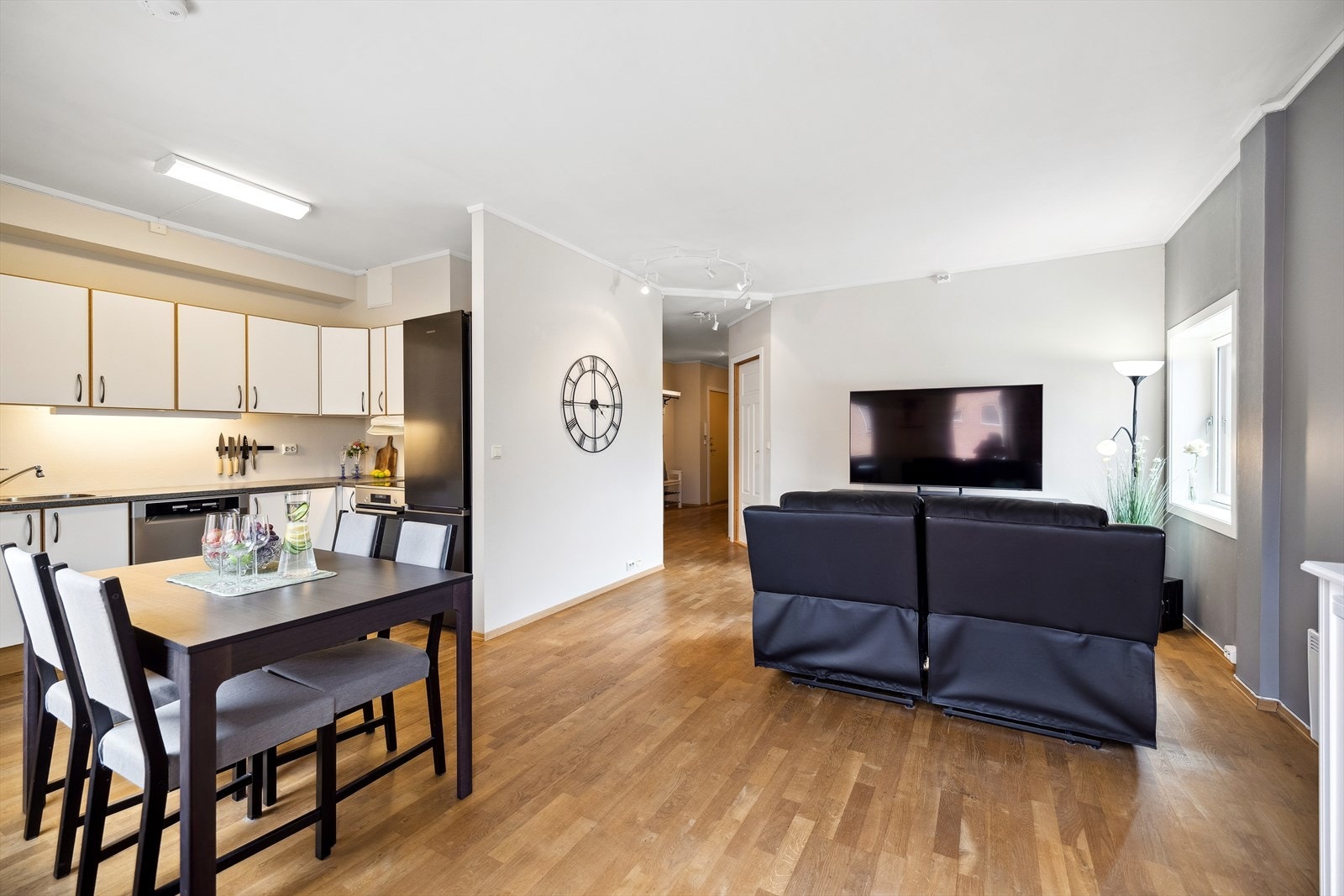 Lys og trivelig stue i god størrelse som gir fleksible møbleringsmuligheter, med god plass til både sofagruppe og en hyggelig spiseplass. Galleribilde